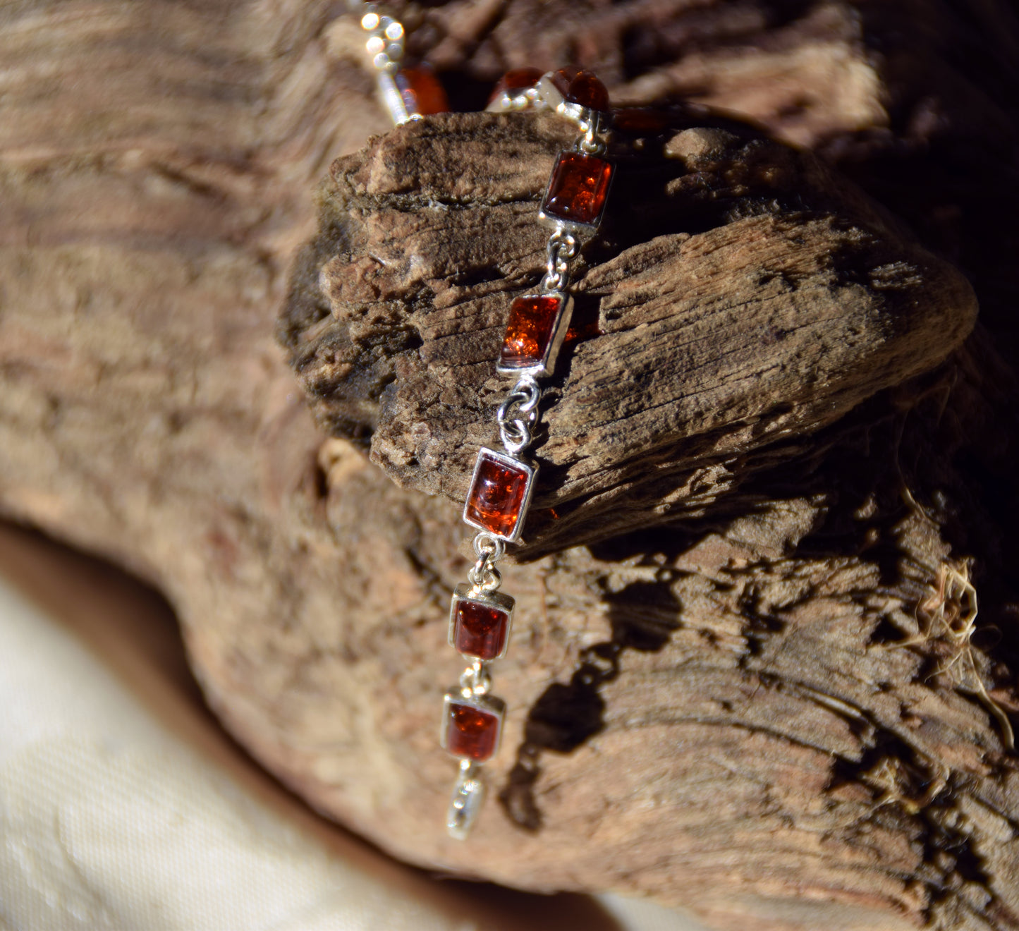 Verstellbares Armband im Jugendstil aus Naturbernstein in Cognacfarbe und 925er Silber, MJ Baltica, BB109