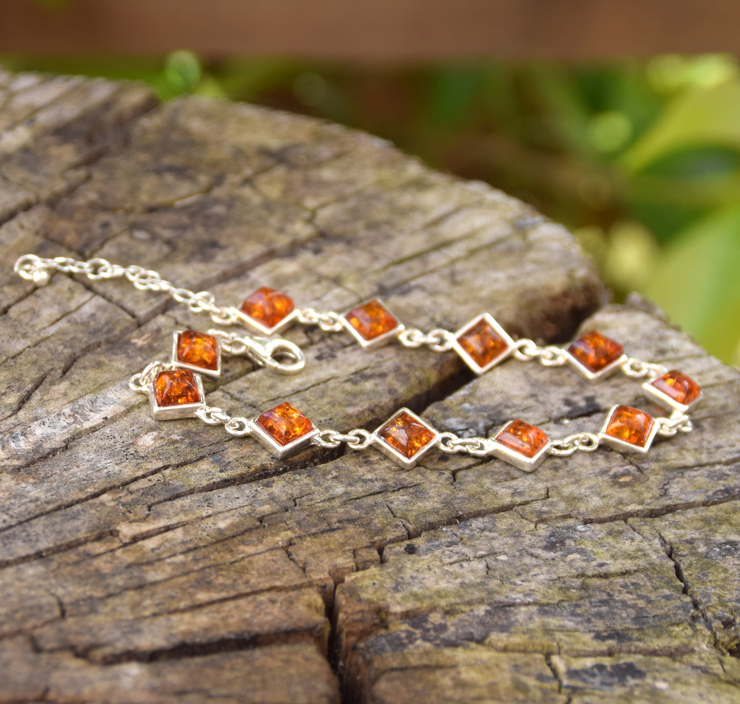 Verstellbares Armband im schlichten Stil, gefertigt aus natürlichem, cognacfarbenem Bernstein und 925er Silber, MJ Baltica, BB111