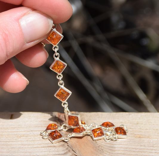 Bracciale regolabile in stile essenziale creato con Ambra naturale di color cognac e Argento 925, MJ Baltica, BB111