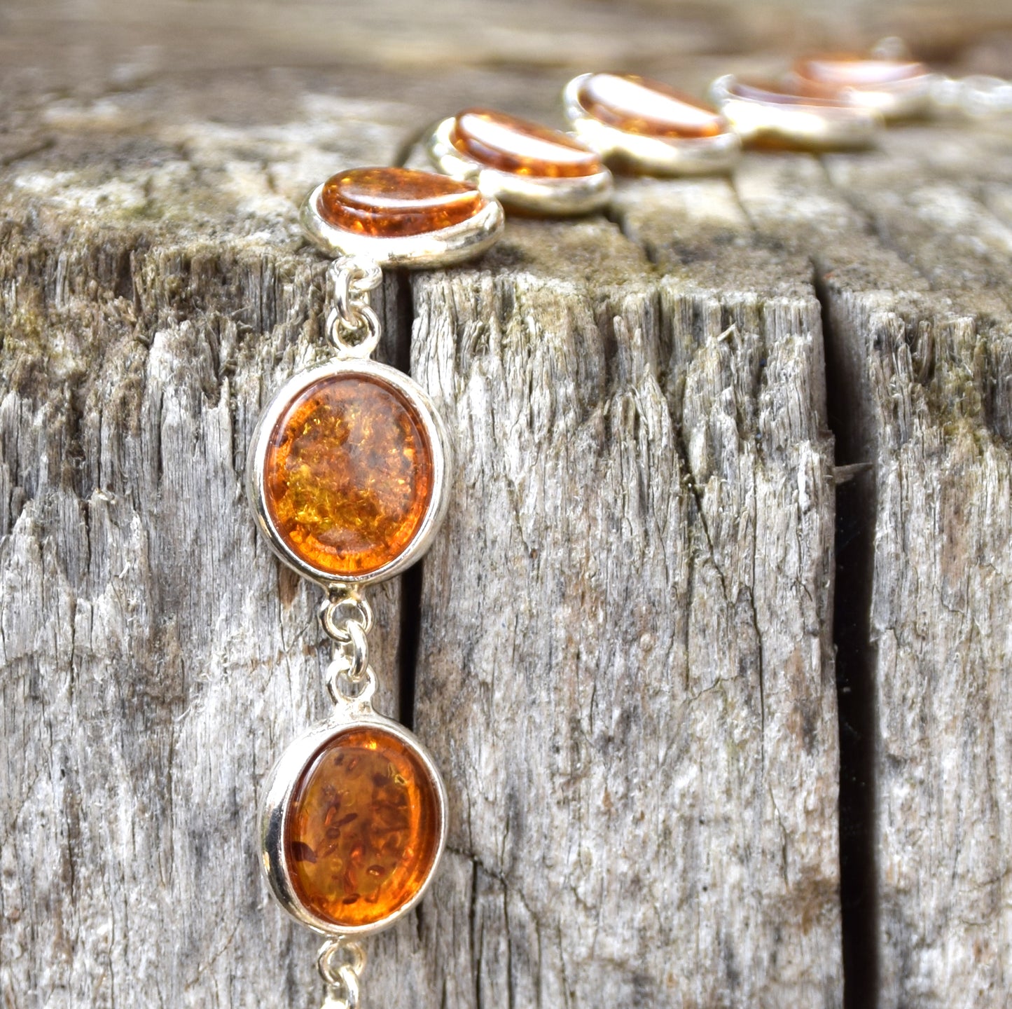 Leuchtendes Armband im schlichten Stil aus cognacfarbenem Naturbernstein und 925er Silber, MJ Baltica, BB112