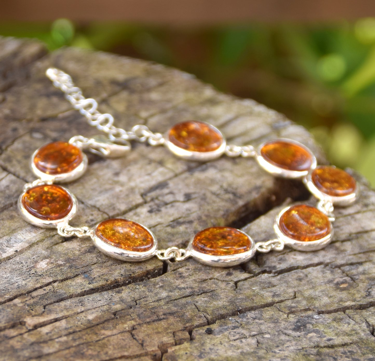 Leuchtendes Armband im schlichten Stil aus cognacfarbenem Naturbernstein und 925er Silber, MJ Baltica, BB112