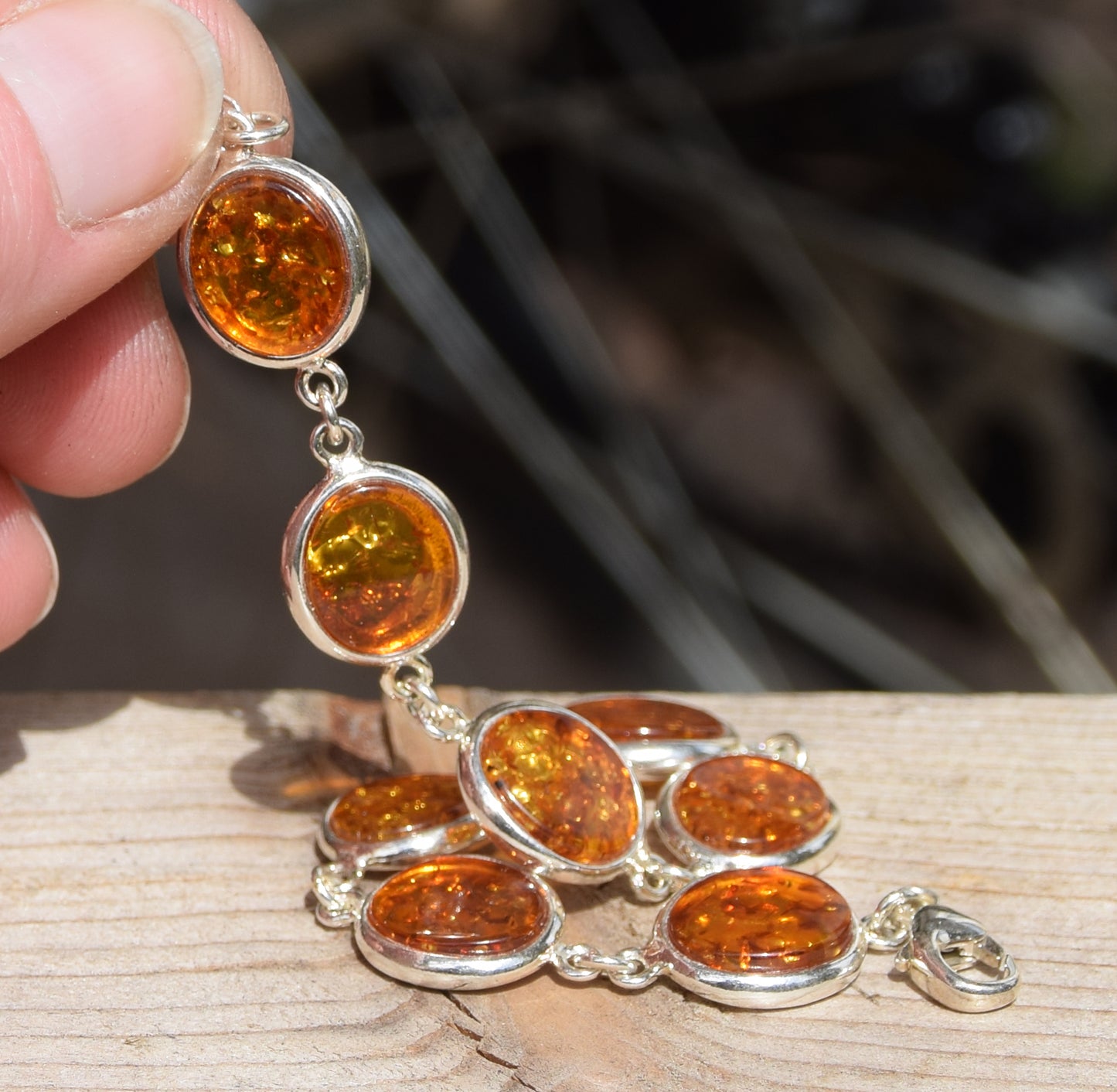 Leuchtendes Armband im schlichten Stil aus cognacfarbenem Naturbernstein und 925er Silber, MJ Baltica, BB112