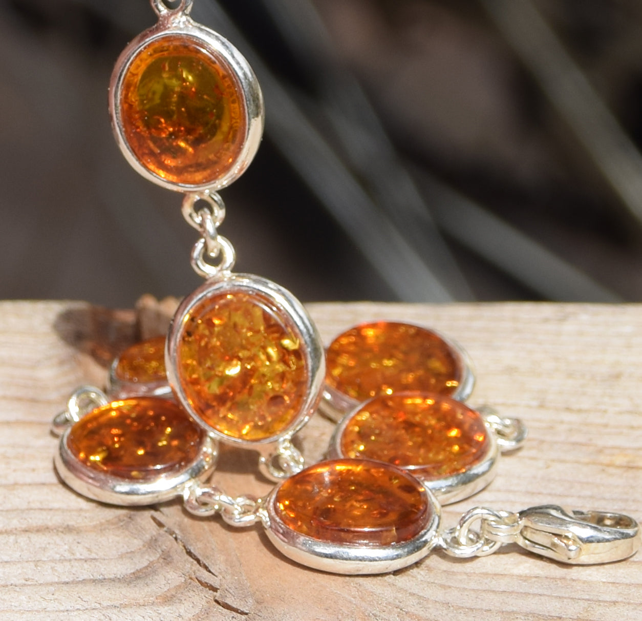 Leuchtendes Armband im schlichten Stil aus cognacfarbenem Naturbernstein und 925er Silber, MJ Baltica, BB112