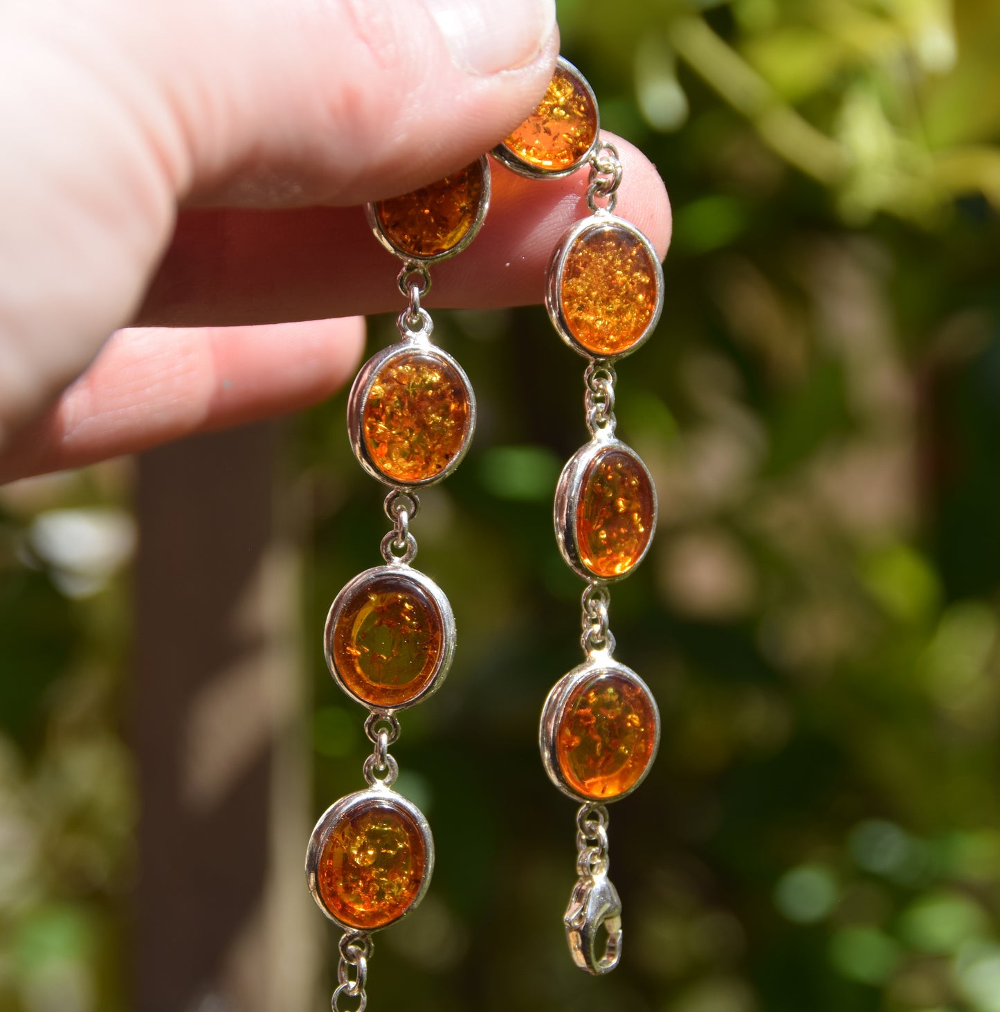 Leuchtendes Armband im schlichten Stil aus cognacfarbenem Naturbernstein und 925er Silber, MJ Baltica, BB112