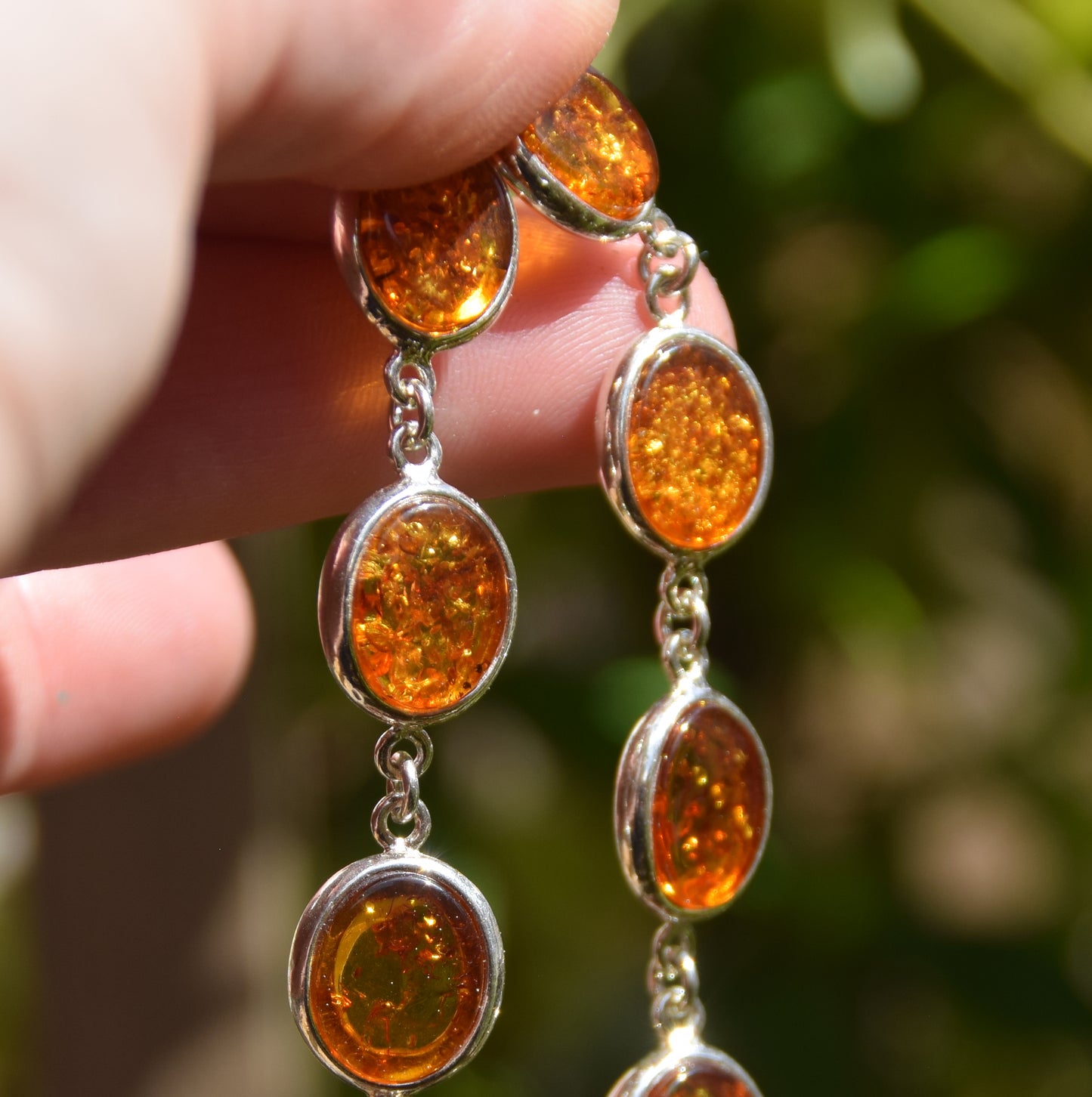Leuchtendes Armband im schlichten Stil aus cognacfarbenem Naturbernstein und 925er Silber, MJ Baltica, BB112