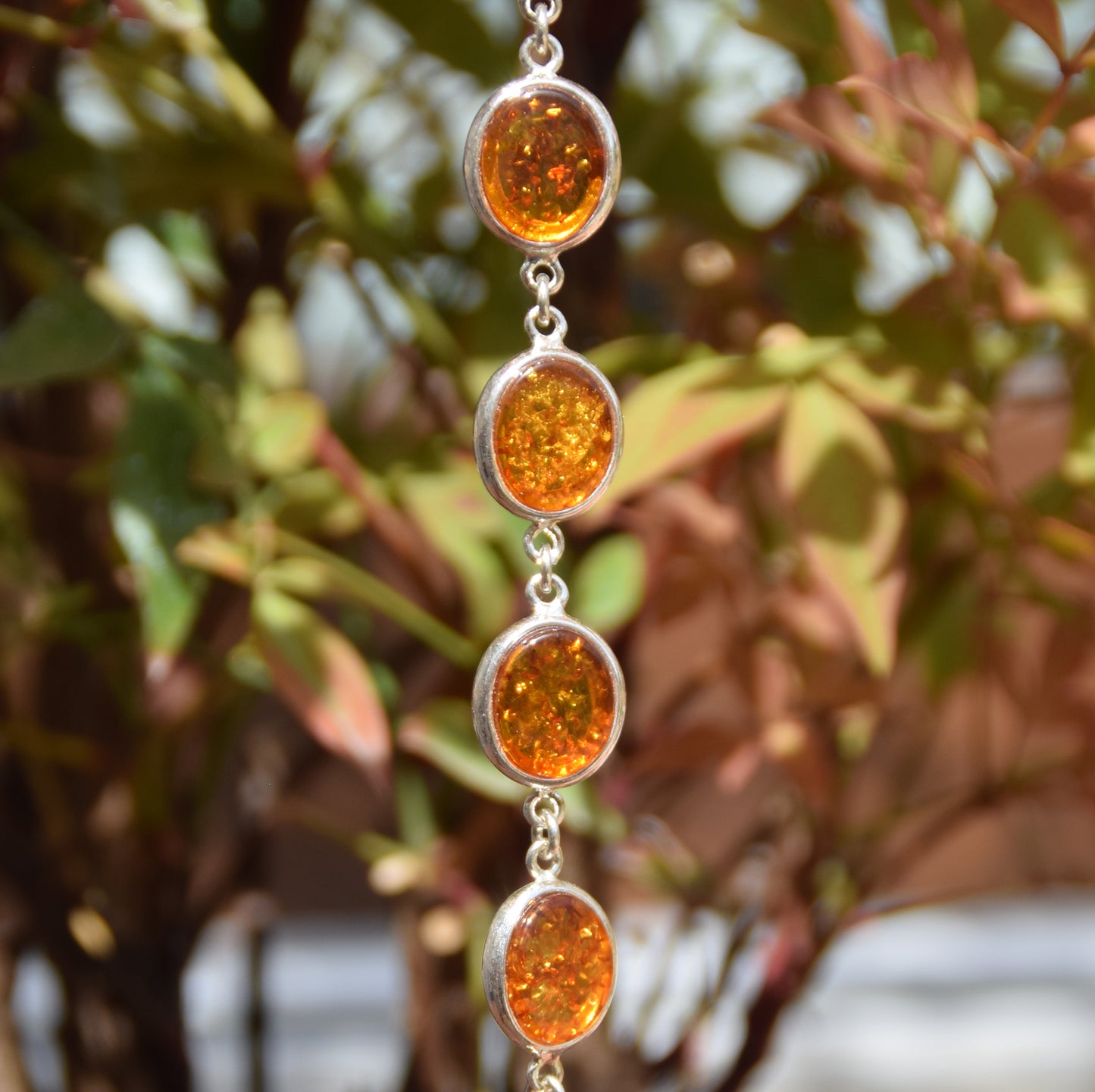 Leuchtendes Armband im schlichten Stil aus cognacfarbenem Naturbernstein und 925er Silber, MJ Baltica, BB112