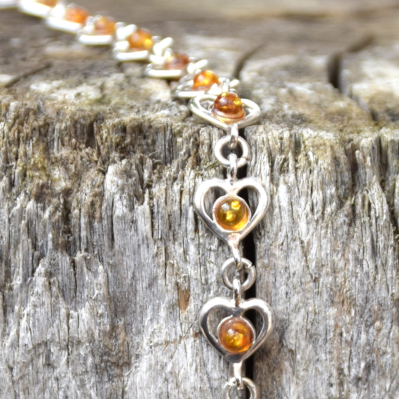 Romantisches Armband mit Herzkette aus cognacfarbenem Naturbernstein und 925er Silber, MJ Baltica, BB113