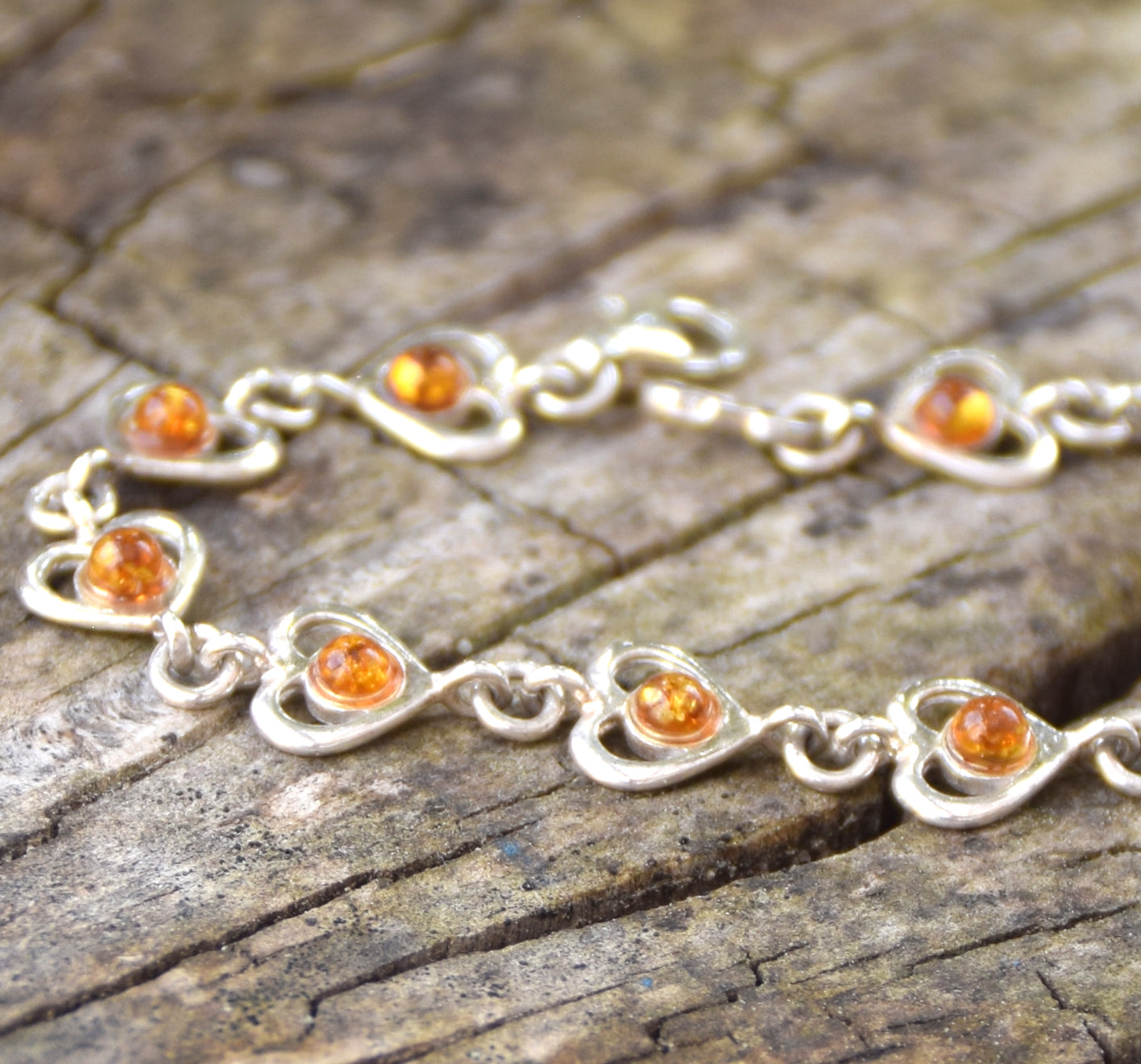 Romantisches Armband mit Herzkette aus cognacfarbenem Naturbernstein und 925er Silber, MJ Baltica, BB113