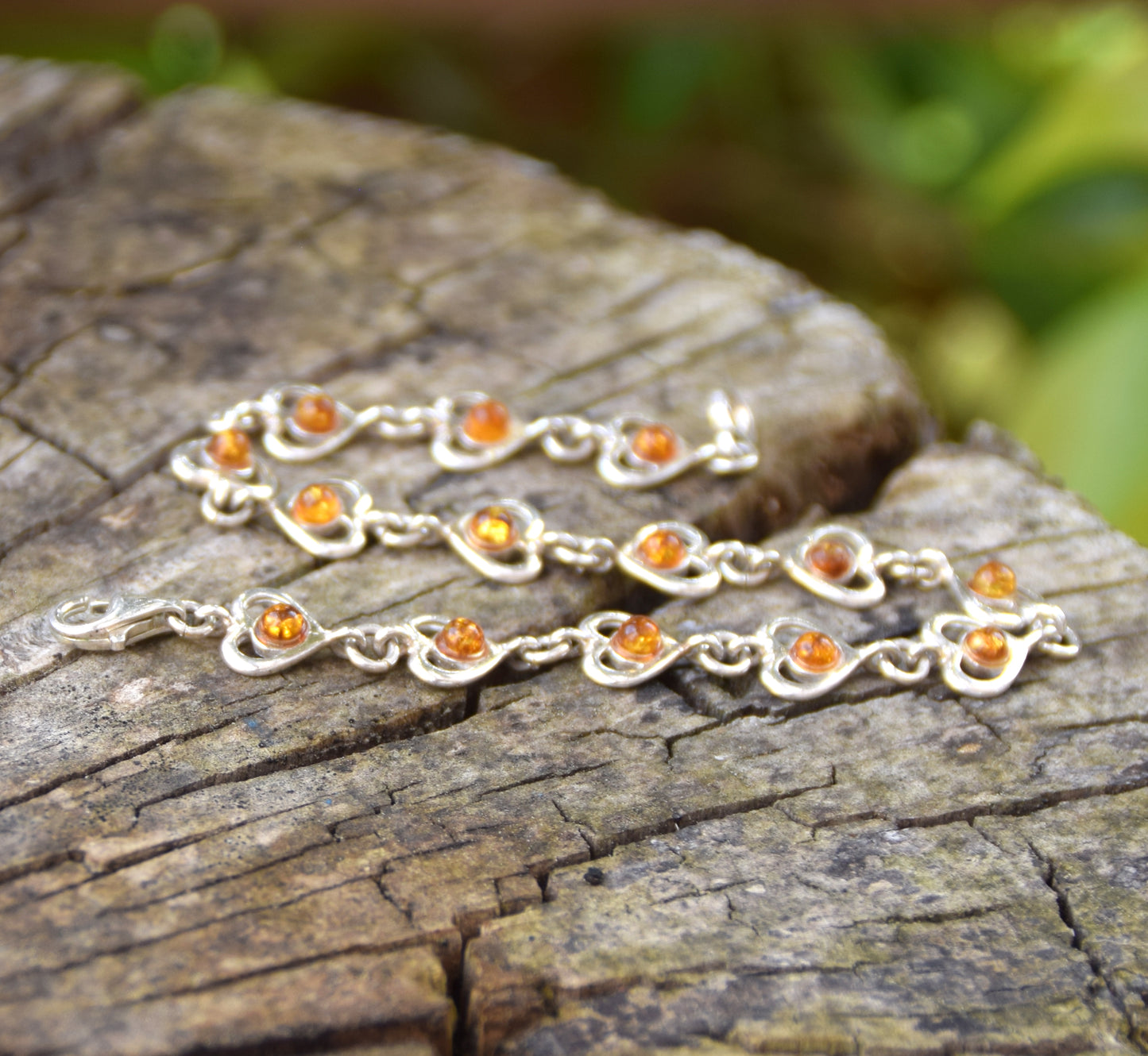 Romantisches Armband mit Herzkette aus cognacfarbenem Naturbernstein und 925er Silber, MJ Baltica, BB113