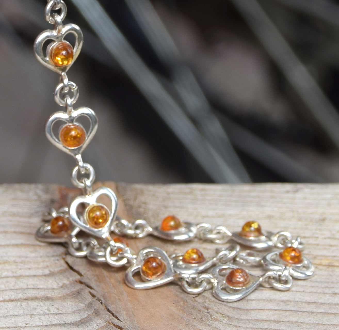 Romantisches Armband mit Herzkette aus cognacfarbenem Naturbernstein und 925er Silber, MJ Baltica, BB113