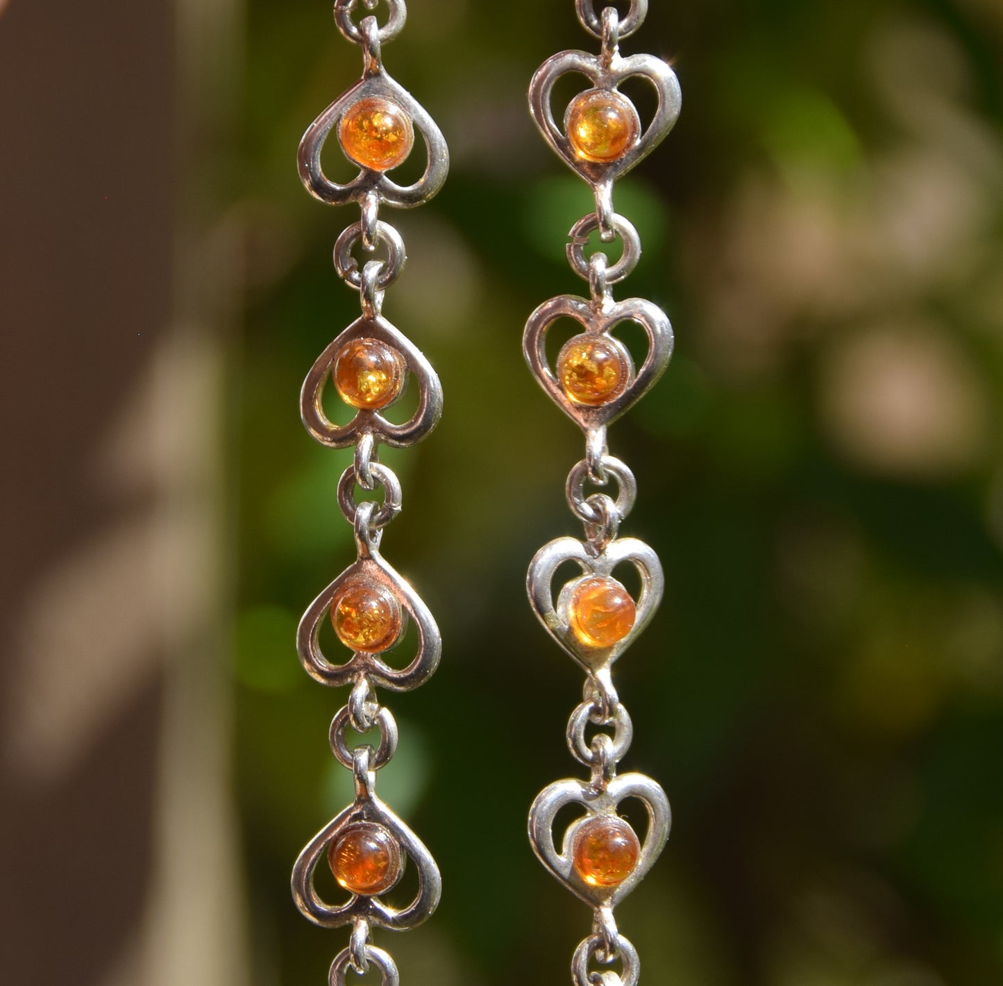 Romantisches Armband mit Herzkette aus cognacfarbenem Naturbernstein und 925er Silber, MJ Baltica, BB113