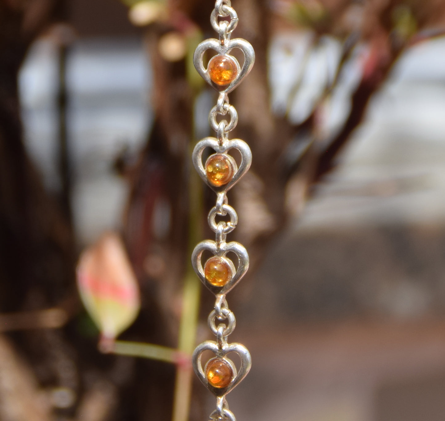 Romantisches Armband mit Herzkette aus cognacfarbenem Naturbernstein und 925er Silber, MJ Baltica, BB113