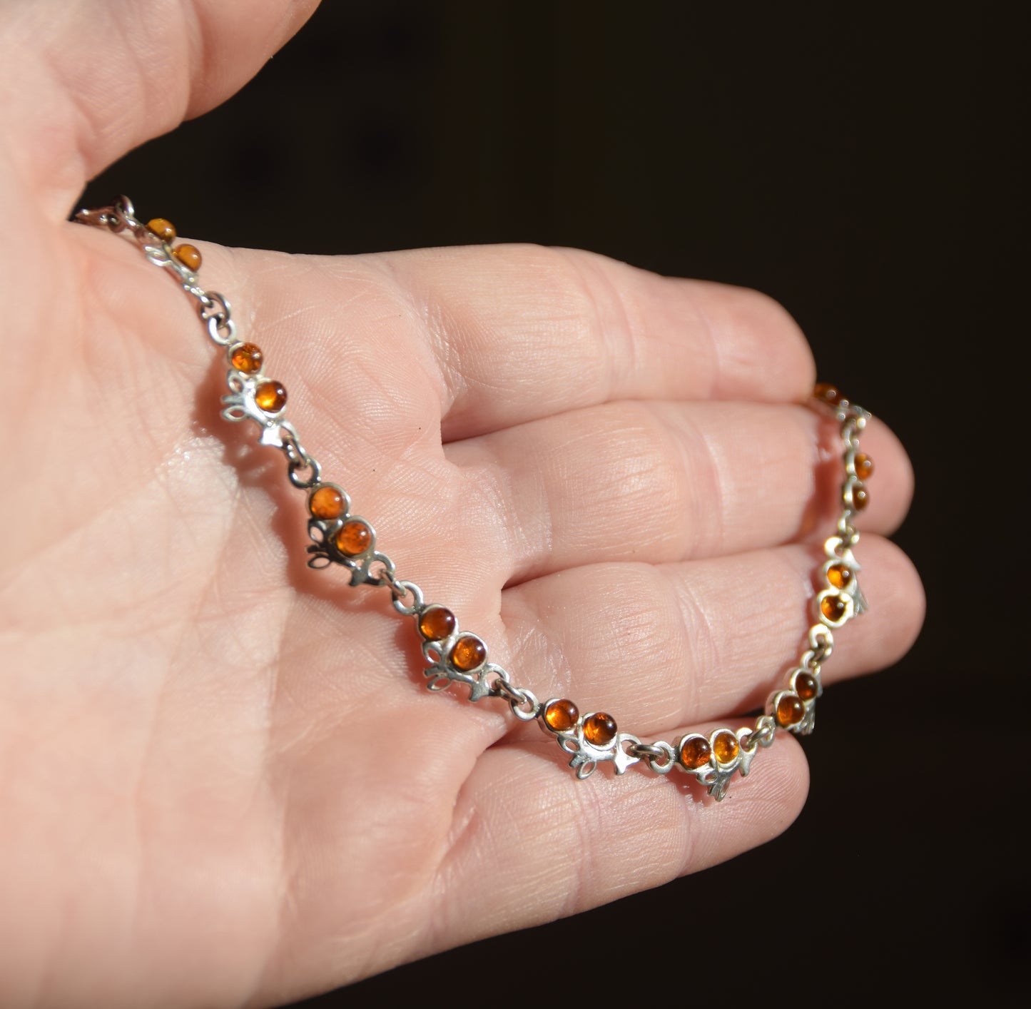 Verstellbares Armband mit Blumenmuster aus naturfarbenem Cognac-Bernstein und 925er Silber, MJ Baltica, BB114