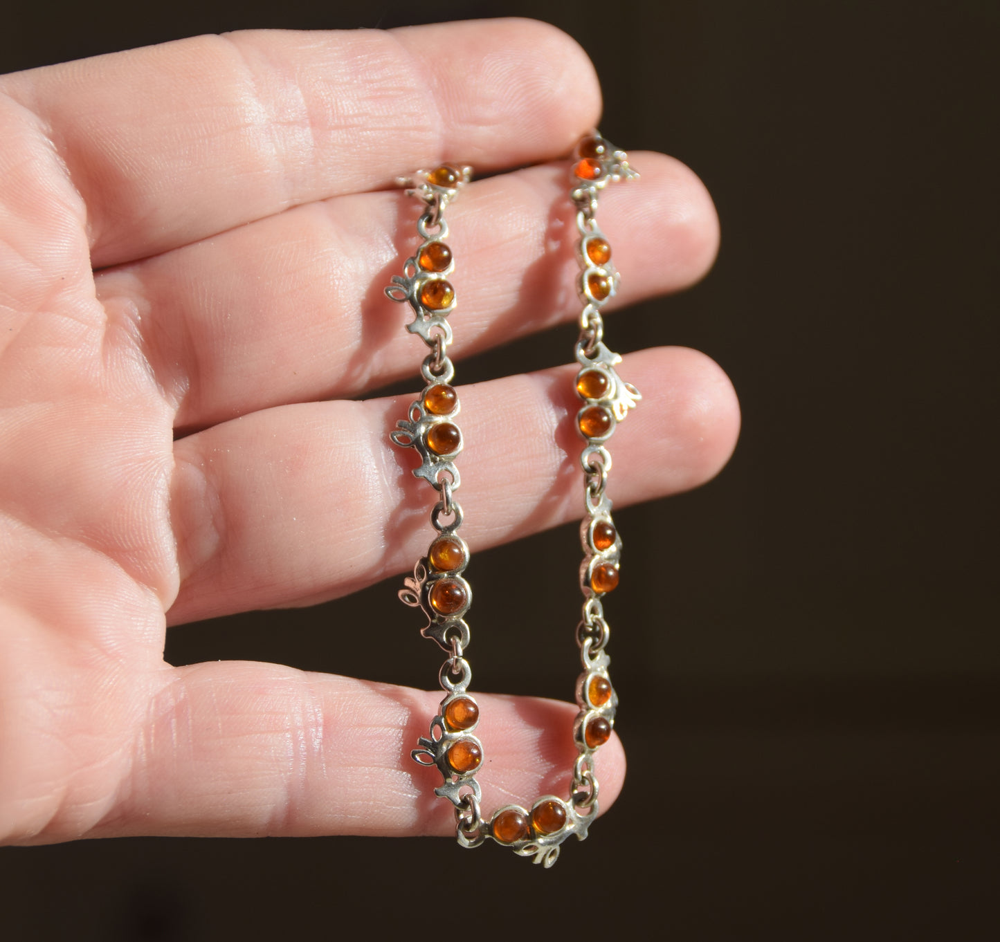 Verstellbares Armband mit Blumenmuster aus naturfarbenem Cognac-Bernstein und 925er Silber, MJ Baltica, BB114