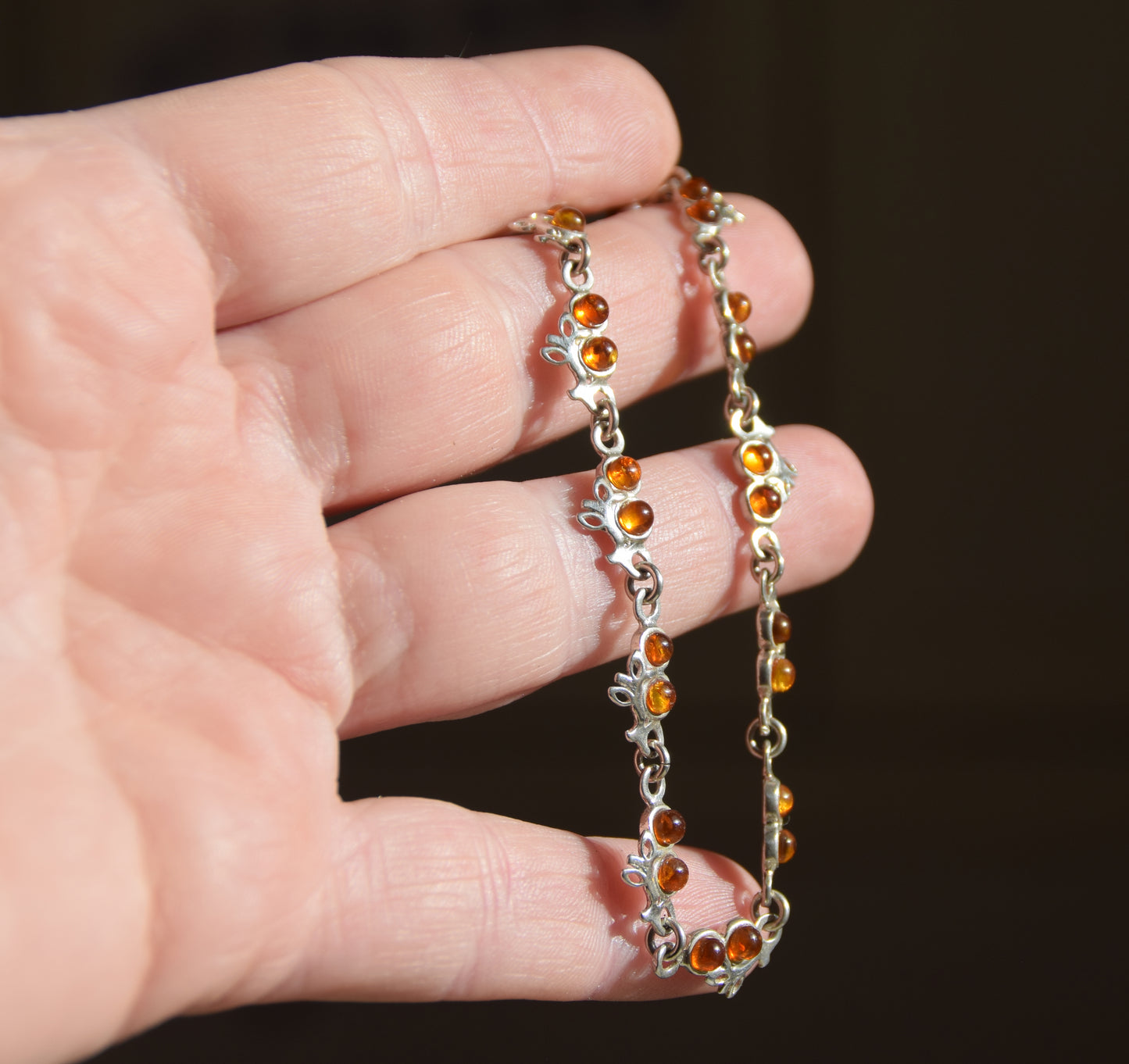 Verstellbares Armband mit Blumenmuster aus naturfarbenem Cognac-Bernstein und 925er Silber, MJ Baltica, BB114