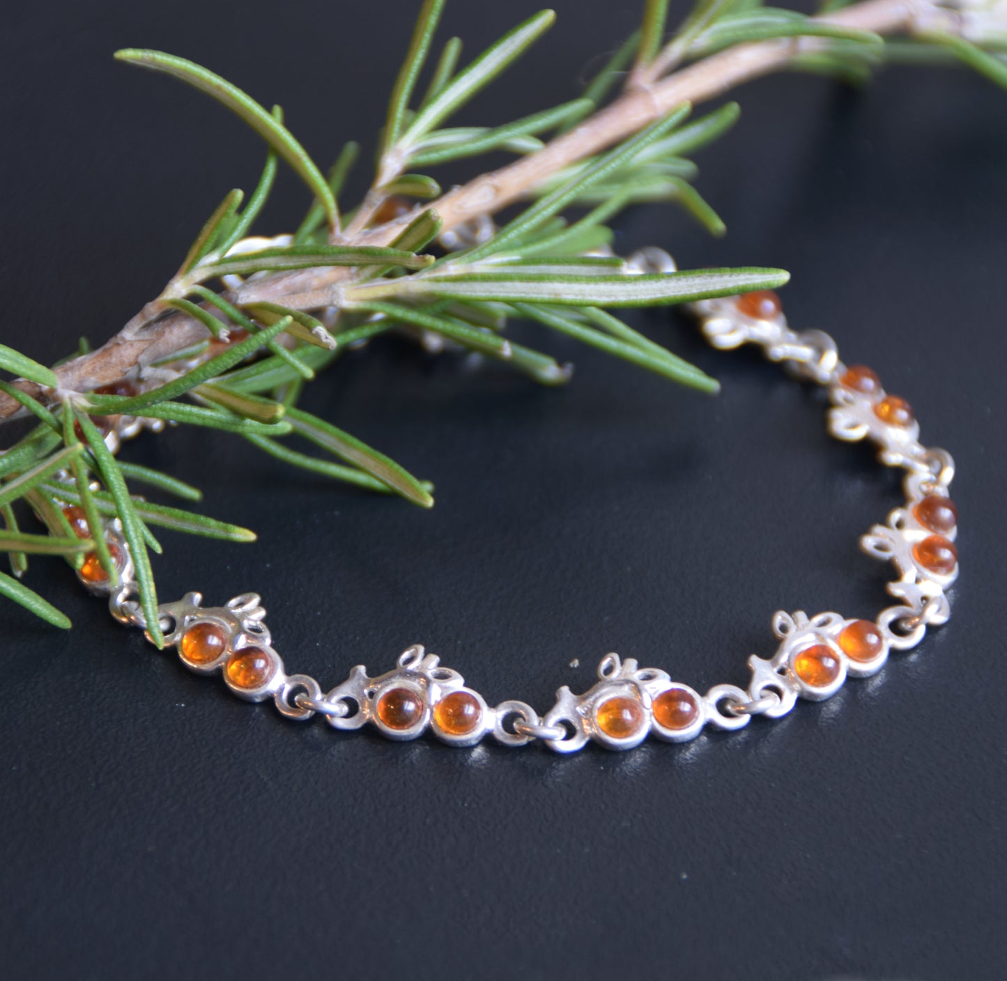 Verstellbares Armband mit Blumenmuster aus naturfarbenem Cognac-Bernstein und 925er Silber, MJ Baltica, BB114