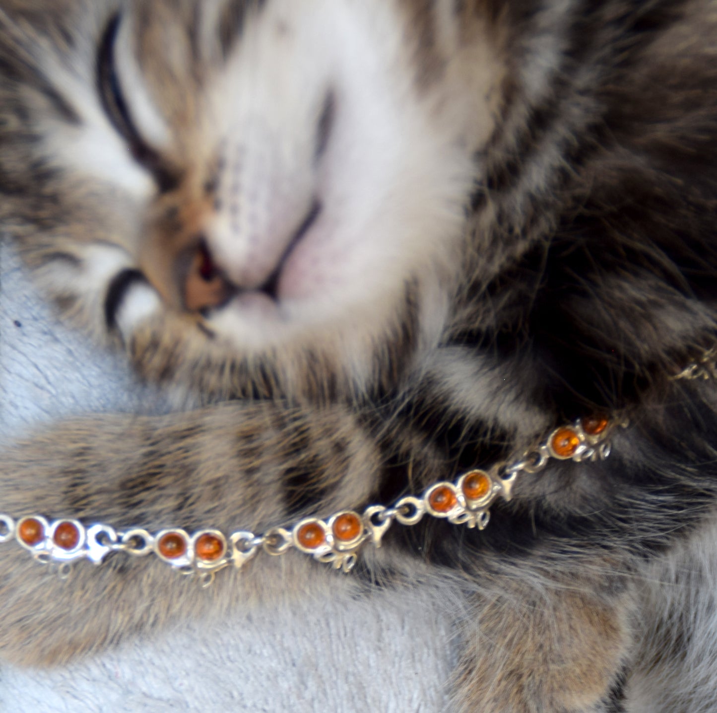 Verstellbares Armband mit Blumenmuster aus naturfarbenem Cognac-Bernstein und 925er Silber, MJ Baltica, BB114