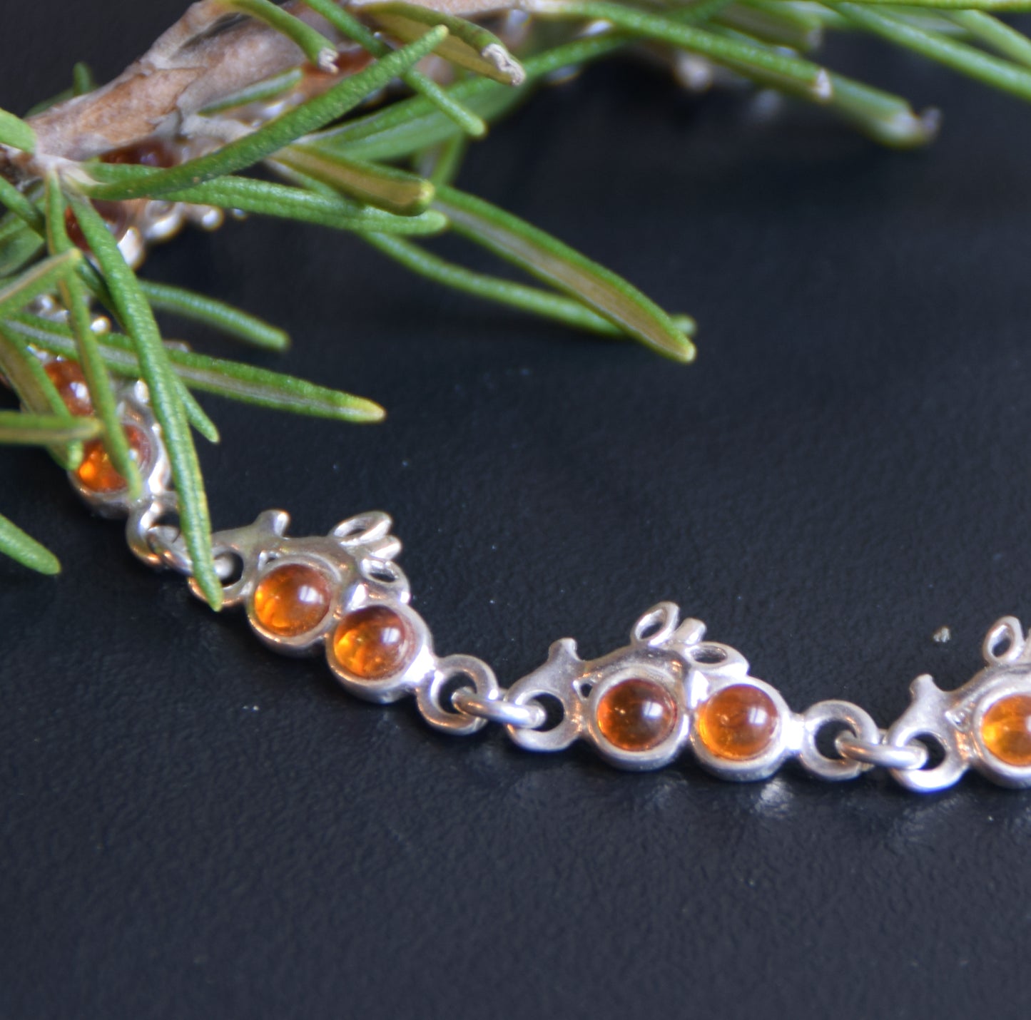 Verstellbares Armband mit Blumenmuster aus naturfarbenem Cognac-Bernstein und 925er Silber, MJ Baltica, BB114