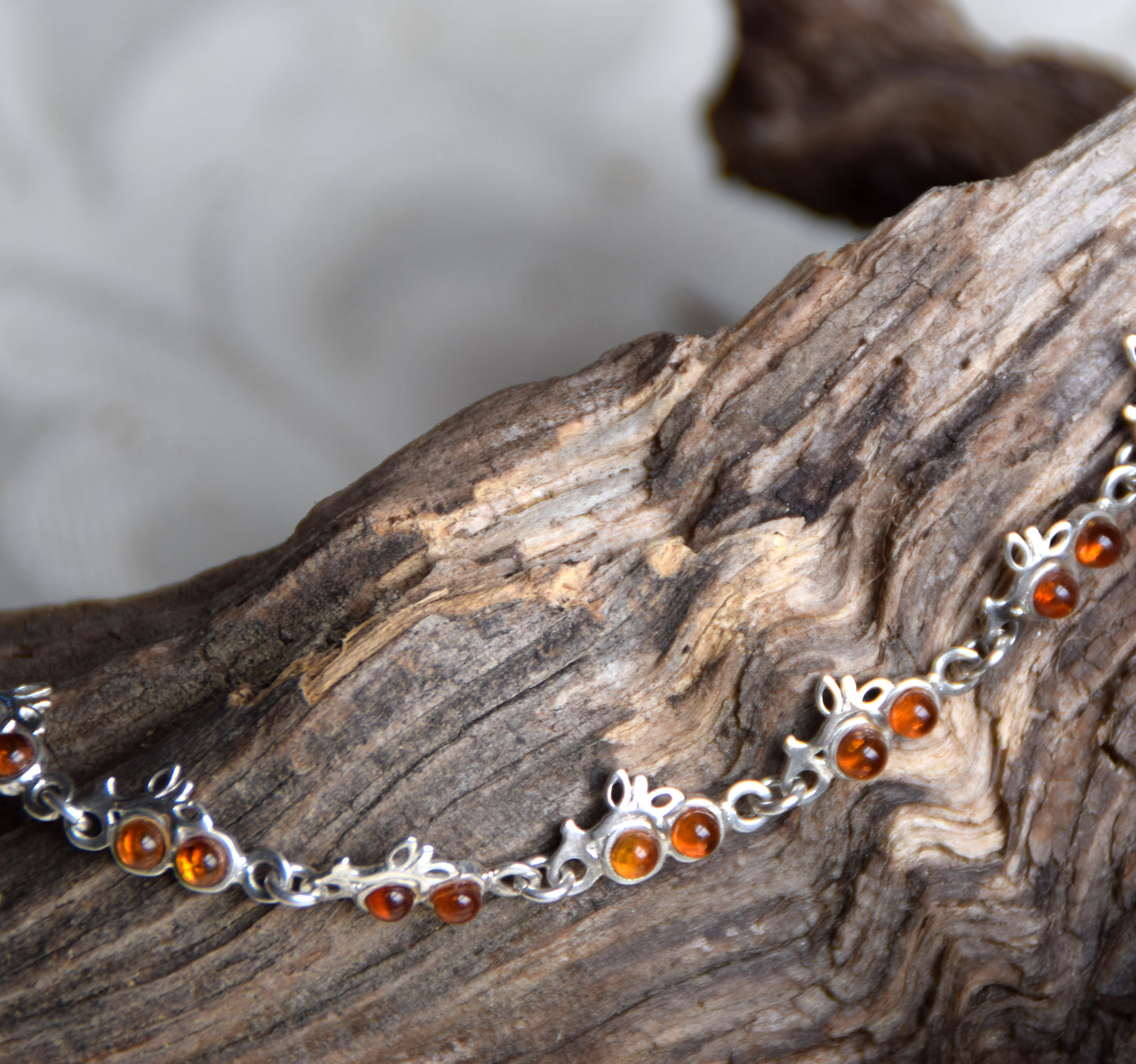 Verstellbares Armband mit Blumenmuster aus naturfarbenem Cognac-Bernstein und 925er Silber, MJ Baltica, BB114