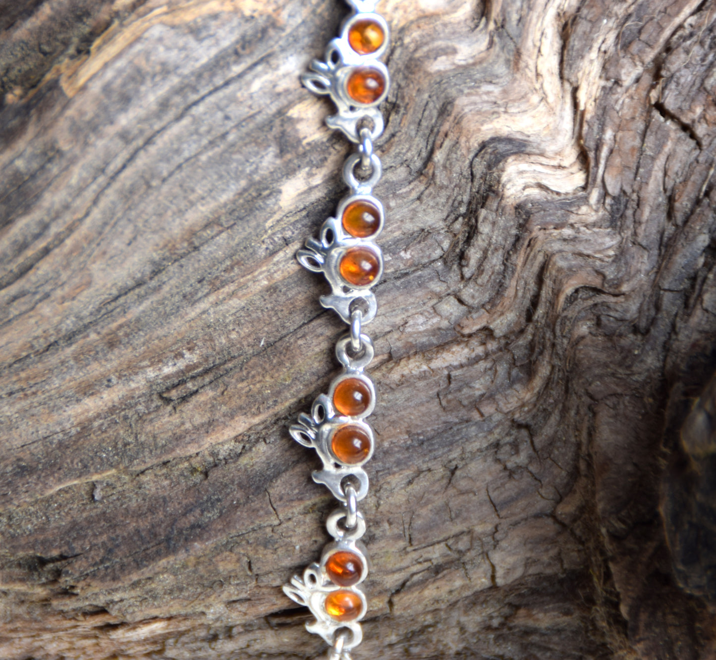 Verstellbares Armband mit Blumenmuster aus naturfarbenem Cognac-Bernstein und 925er Silber, MJ Baltica, BB114