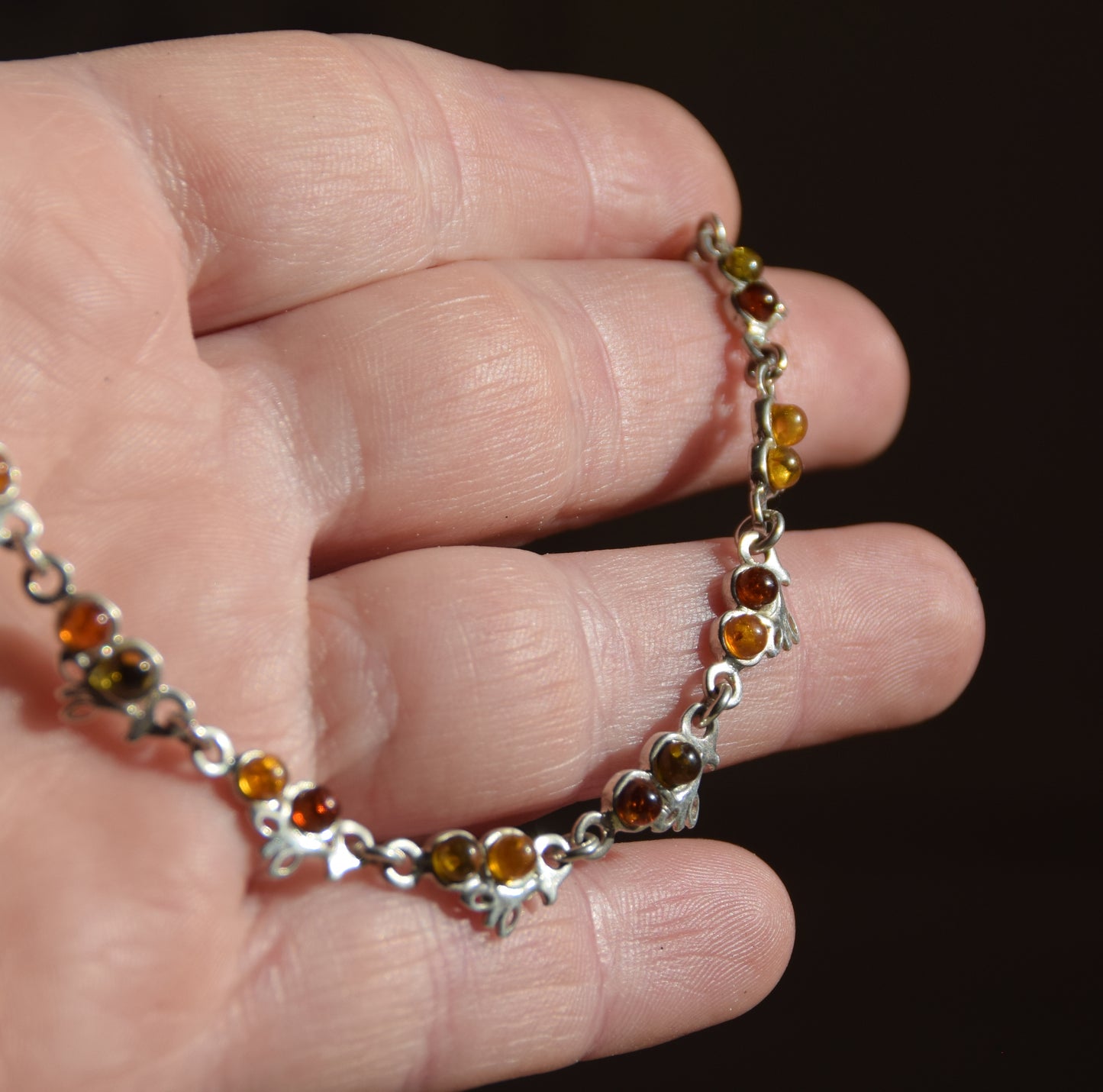 Verstellbares Armband mit Blumenmuster aus Naturbernstein in verschiedenen Farbtönen und 925er Silber, MJ Baltica, BB115