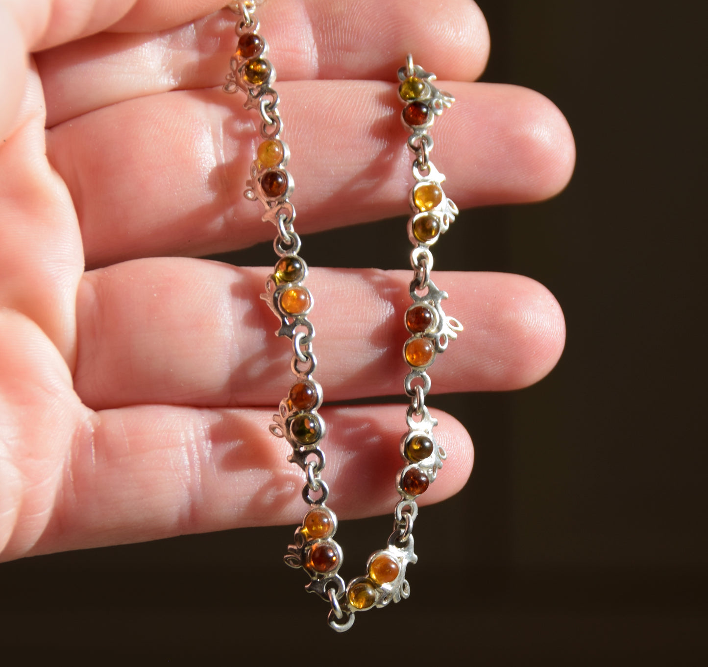 Verstellbares Armband mit Blumenmuster aus Naturbernstein in verschiedenen Farbtönen und 925er Silber, MJ Baltica, BB115