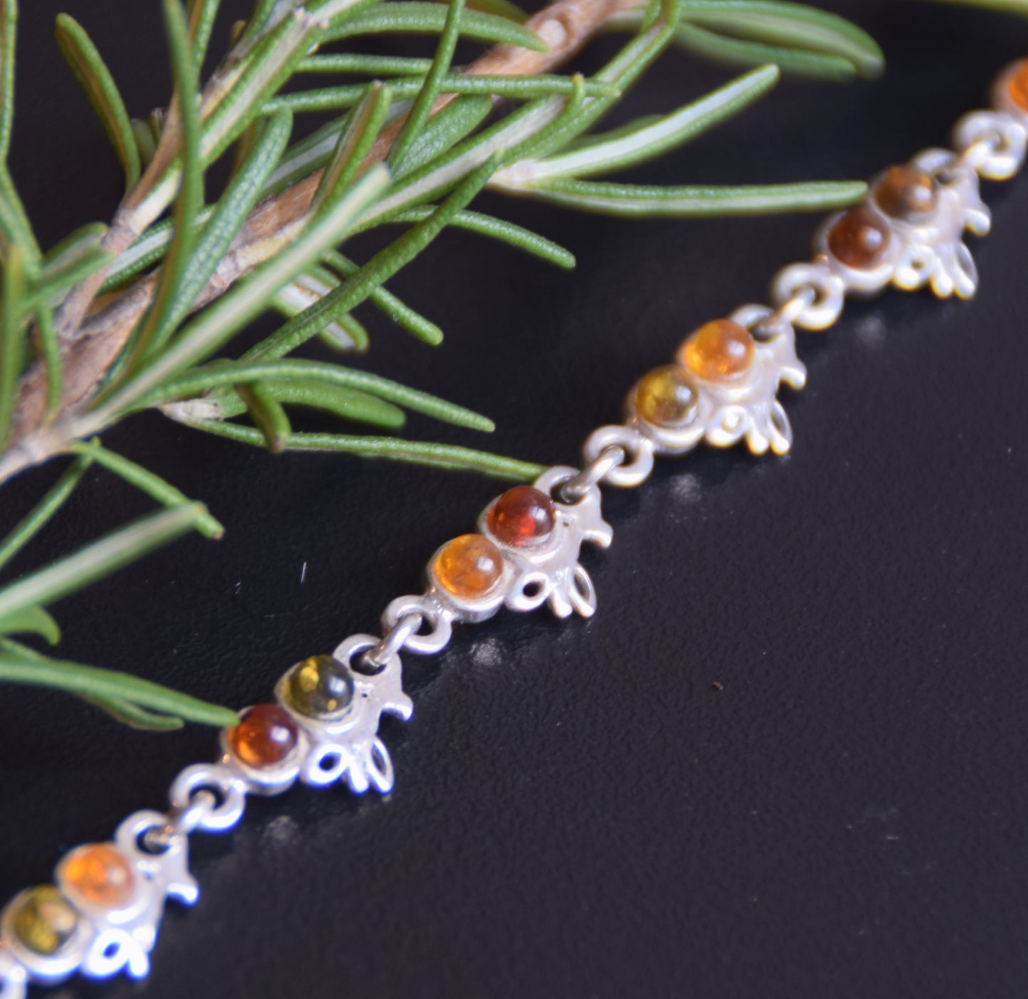 Verstellbares Armband mit Blumenmuster aus Naturbernstein in verschiedenen Farbtönen und 925er Silber, MJ Baltica, BB115