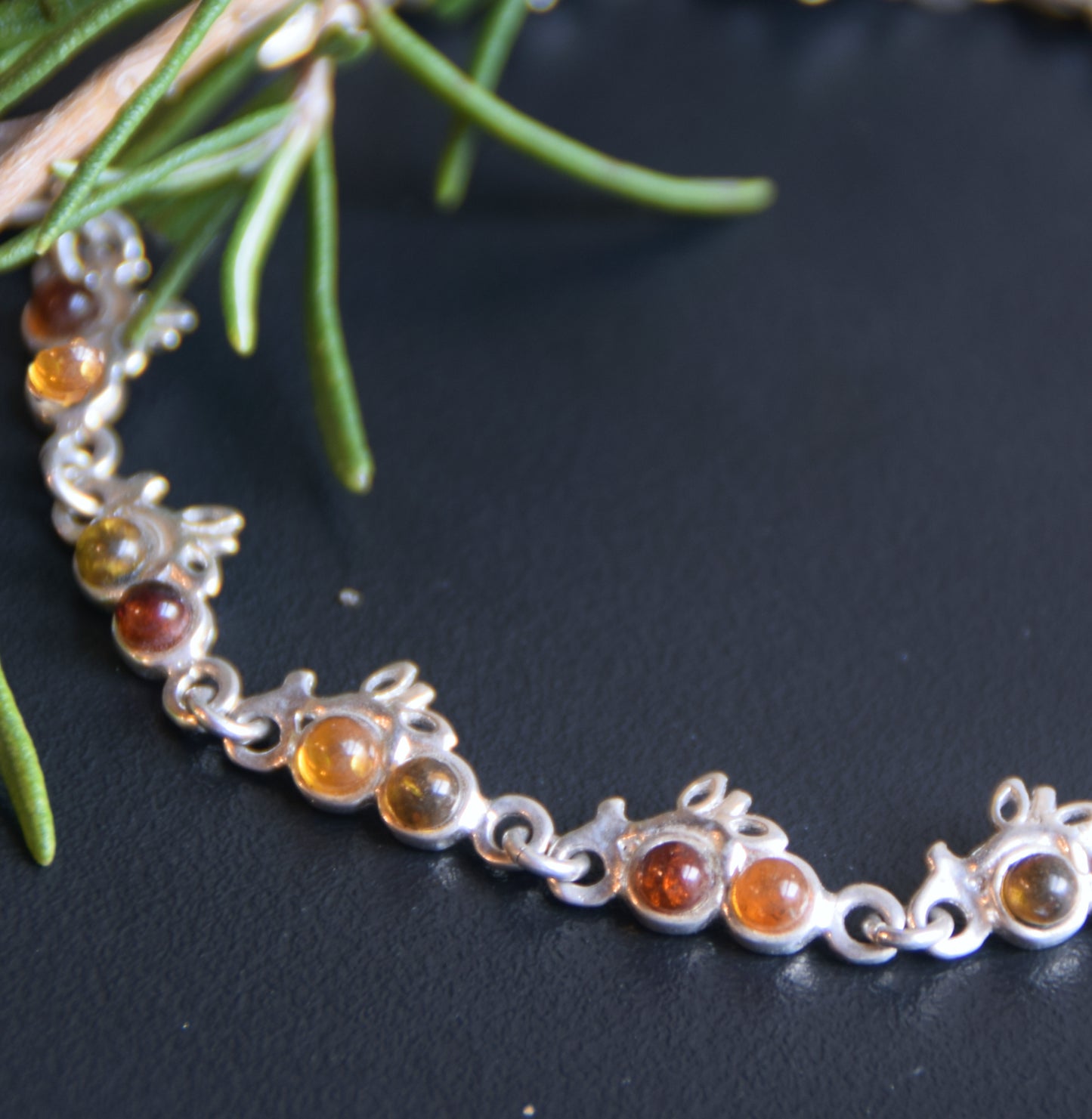 Verstellbares Armband mit Blumenmuster aus Naturbernstein in verschiedenen Farbtönen und 925er Silber, MJ Baltica, BB115