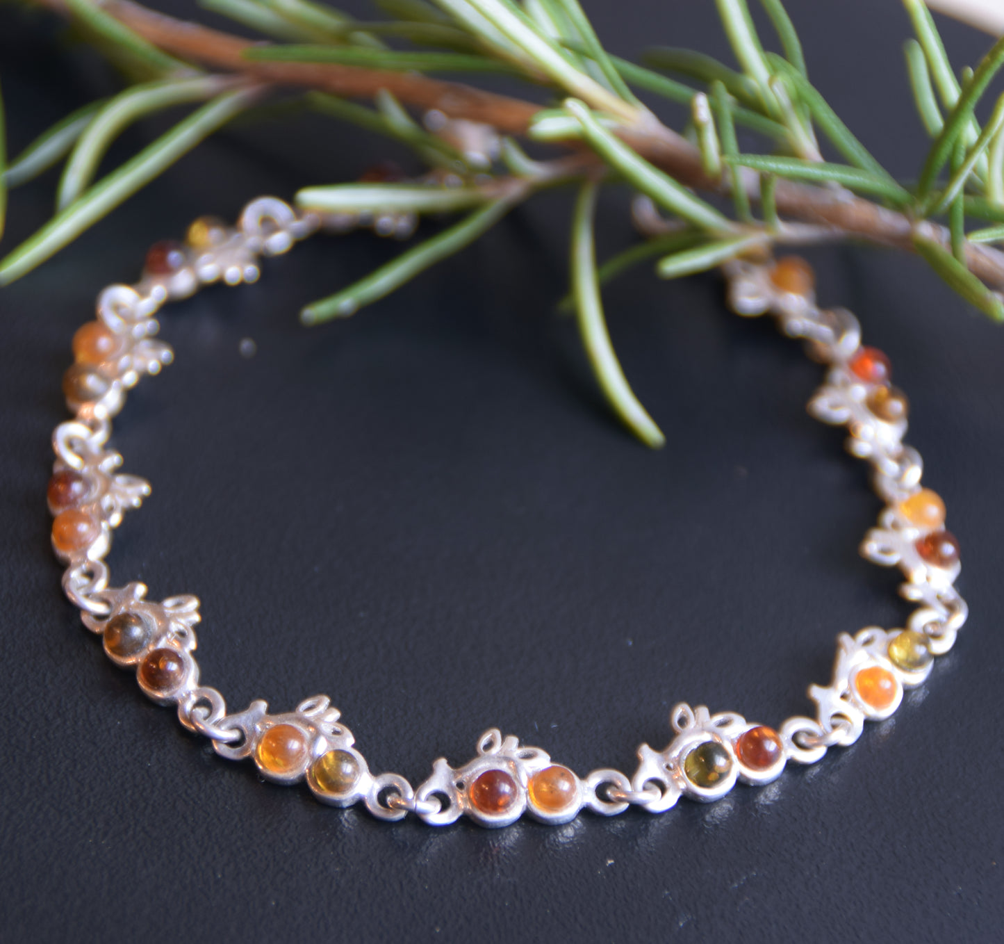 Verstellbares Armband mit Blumenmuster aus Naturbernstein in verschiedenen Farbtönen und 925er Silber, MJ Baltica, BB115