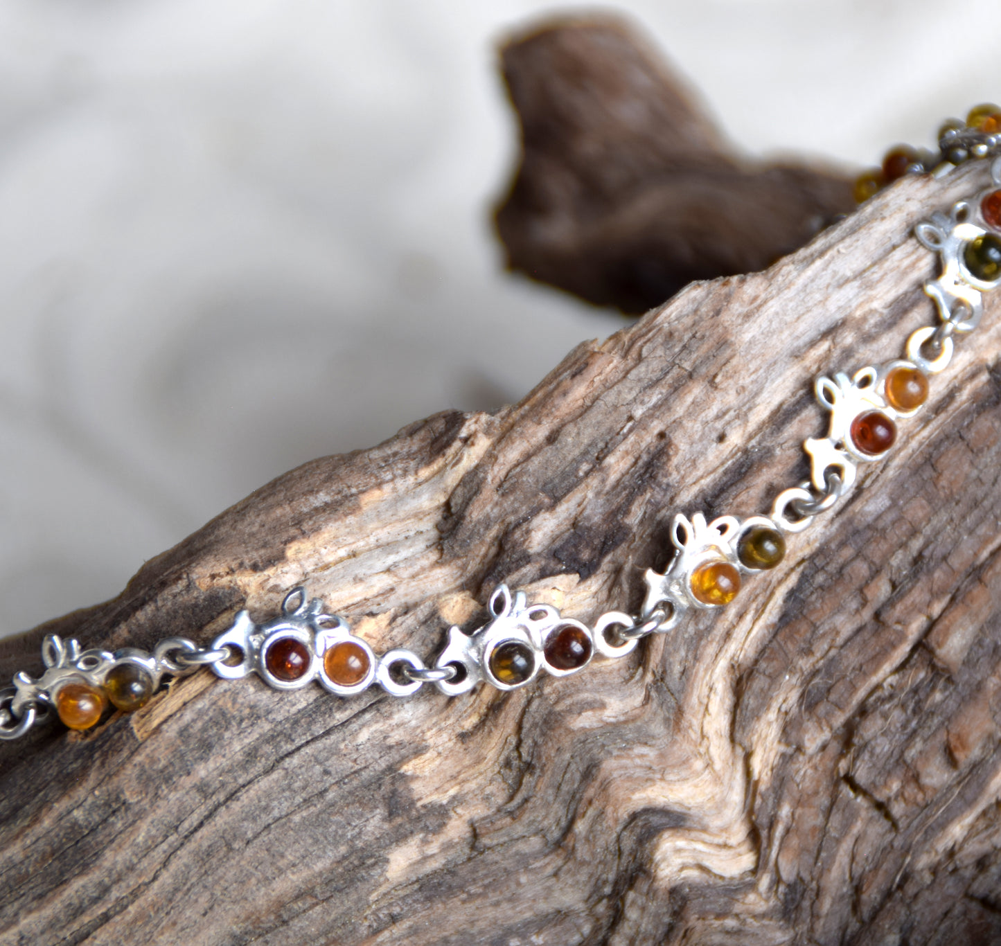 Verstellbares Armband mit Blumenmuster aus Naturbernstein in verschiedenen Farbtönen und 925er Silber, MJ Baltica, BB115