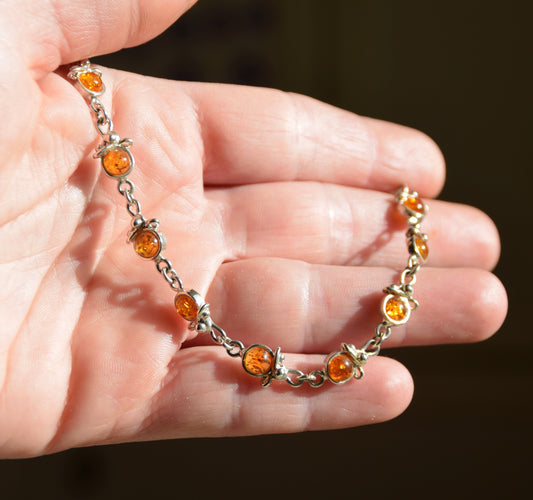 Bracciale regolabile creato con Ambra naturale di color cognac e Argento 925, MJ Baltica, BB116