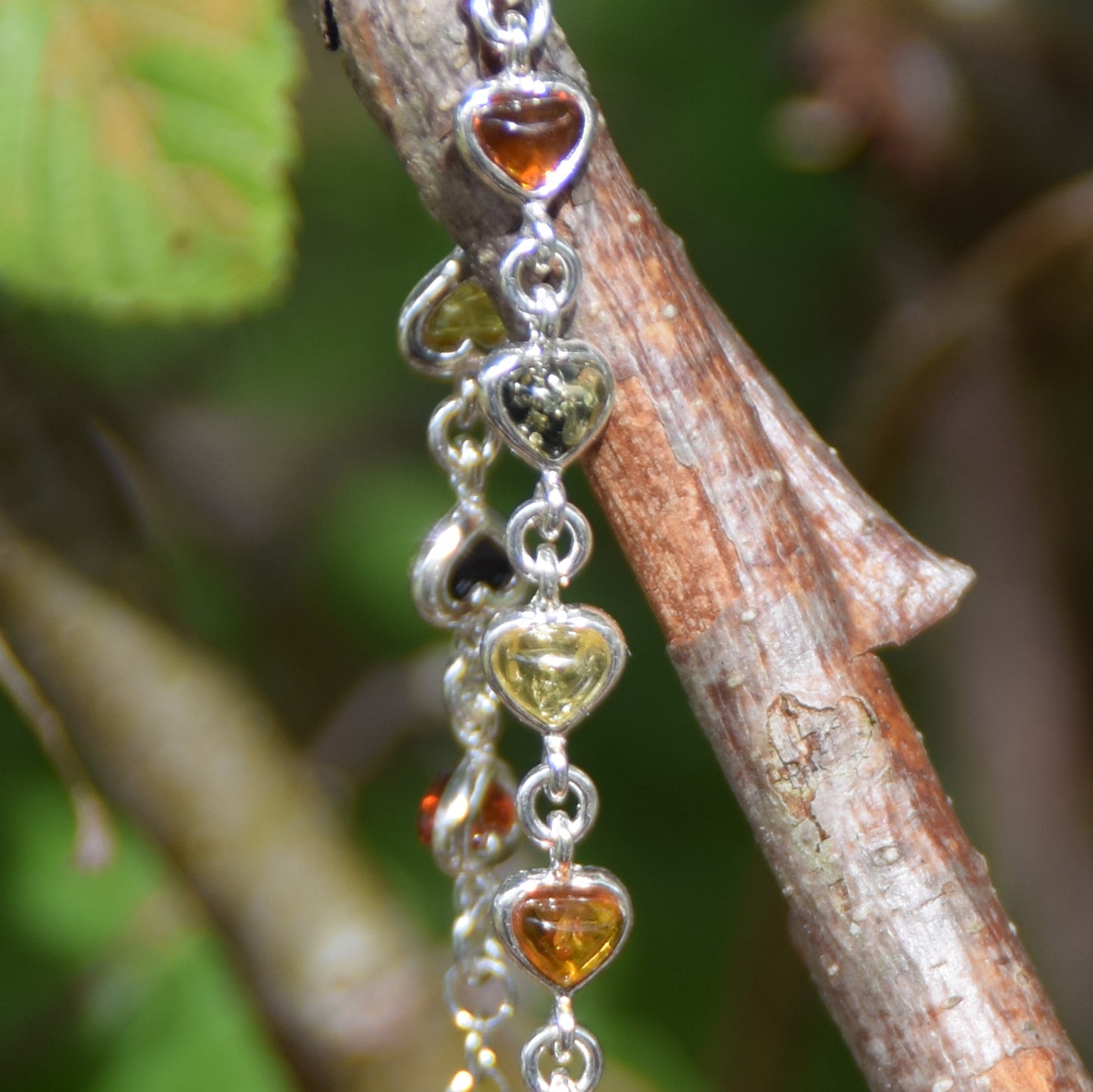Romantico bracciale con la catena dei cuori in Ambra naturale di varie tonalità e Argento 925, MJ Baltica, BB117