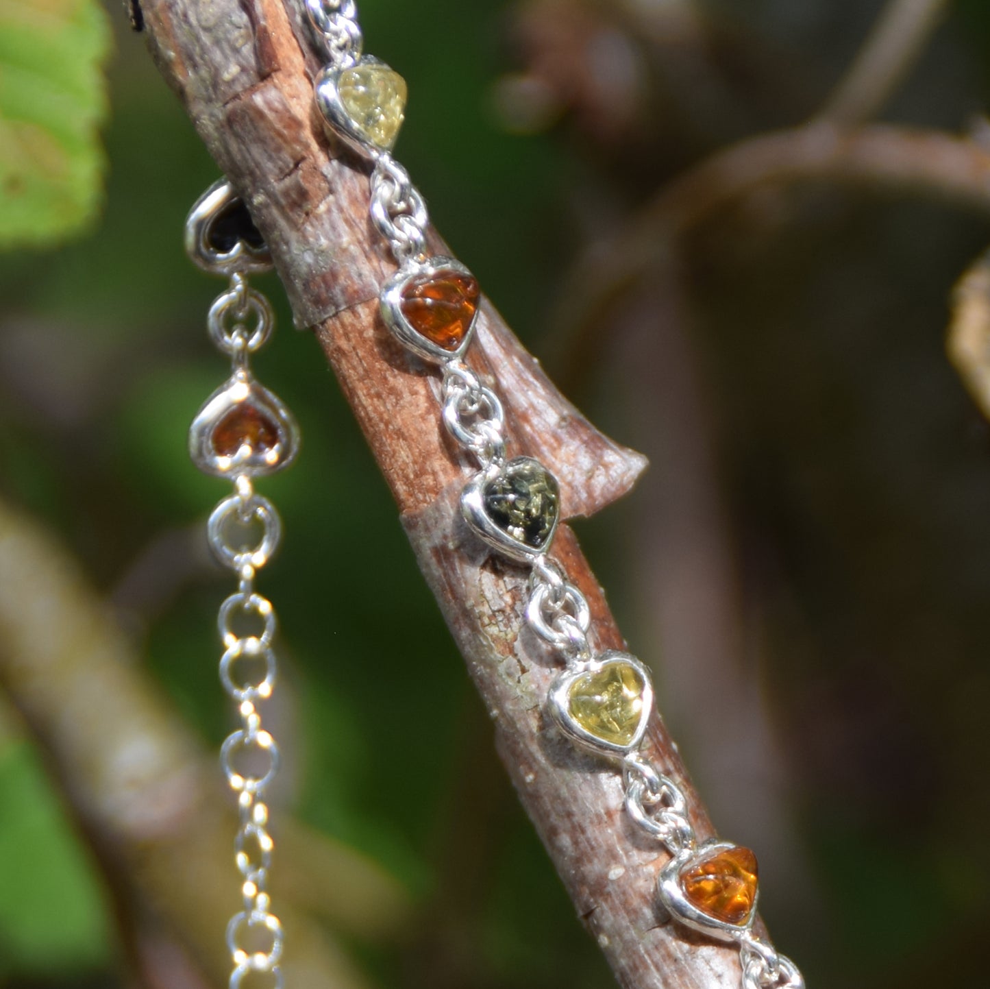 Romantico bracciale con la catena dei cuori in Ambra naturale di varie tonalità e Argento 925, MJ Baltica, BB117