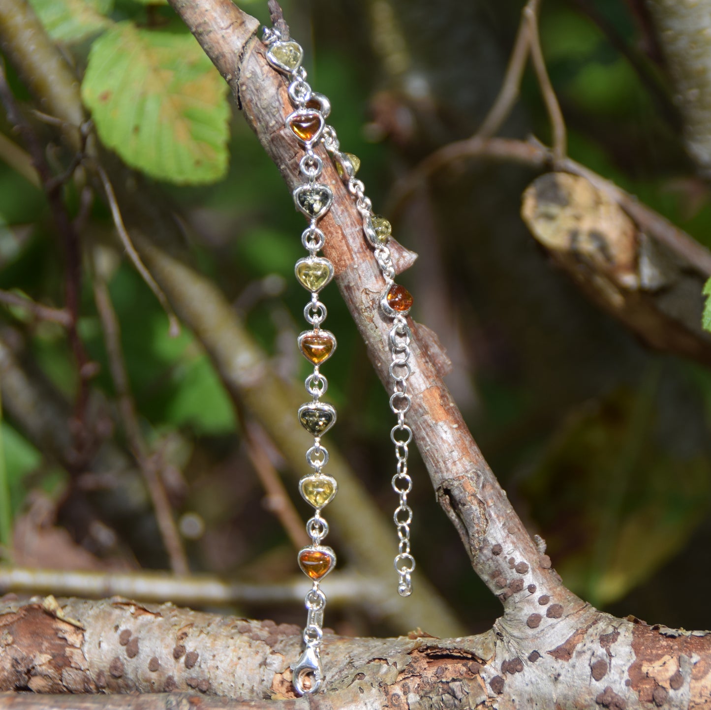 Romantico bracciale con la catena dei cuori in Ambra naturale di varie tonalità e Argento 925, MJ Baltica, BB117