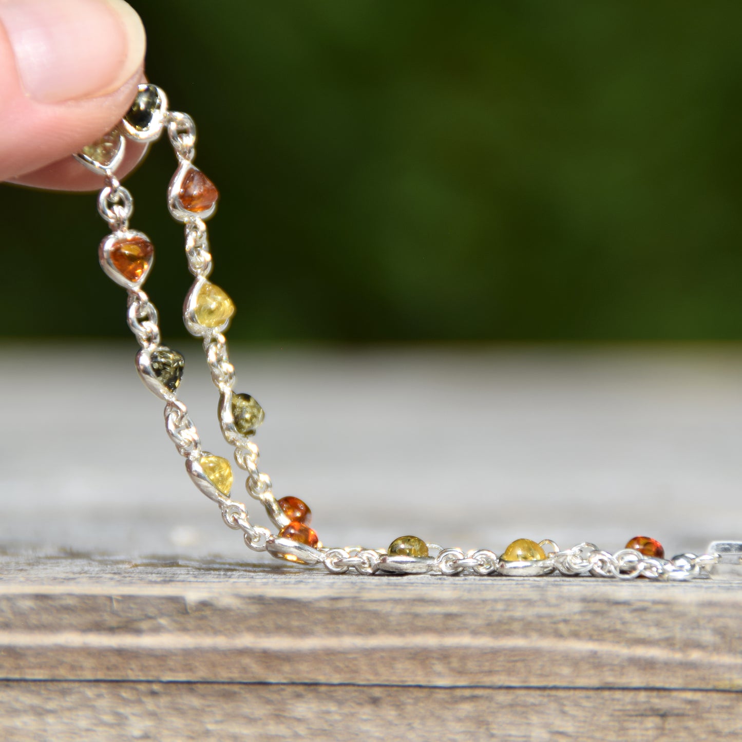 Romantico bracciale con la catena dei cuori in Ambra naturale di varie tonalità e Argento 925, MJ Baltica, BB117