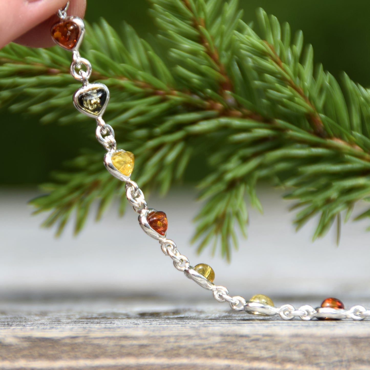 Romantico bracciale con la catena dei cuori in Ambra naturale di varie tonalità e Argento 925, MJ Baltica, BB117