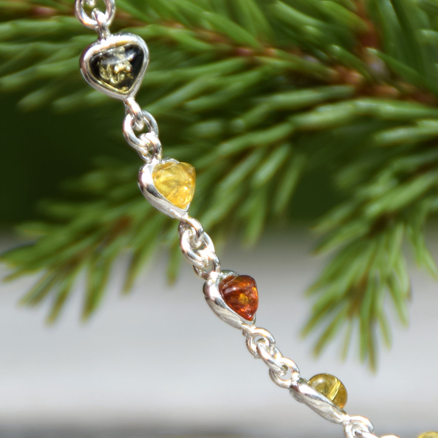 Romantico bracciale con la catena dei cuori in Ambra naturale di varie tonalità e Argento 925, MJ Baltica, BB117