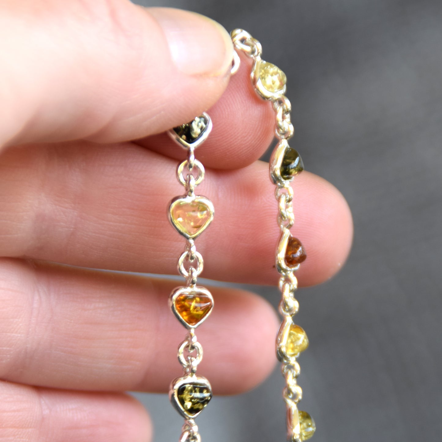 Romantico bracciale con la catena dei cuori in Ambra naturale di varie tonalità e Argento 925, MJ Baltica, BB117