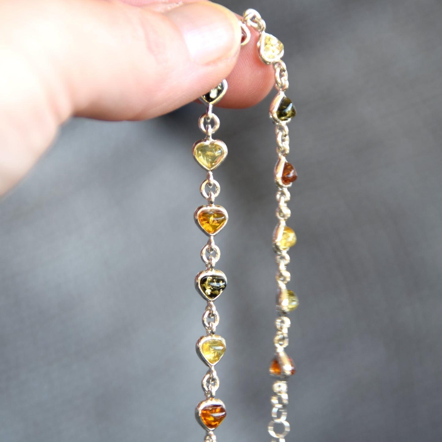 Romantico bracciale con la catena dei cuori in Ambra naturale di varie tonalità e Argento 925, MJ Baltica, BB117