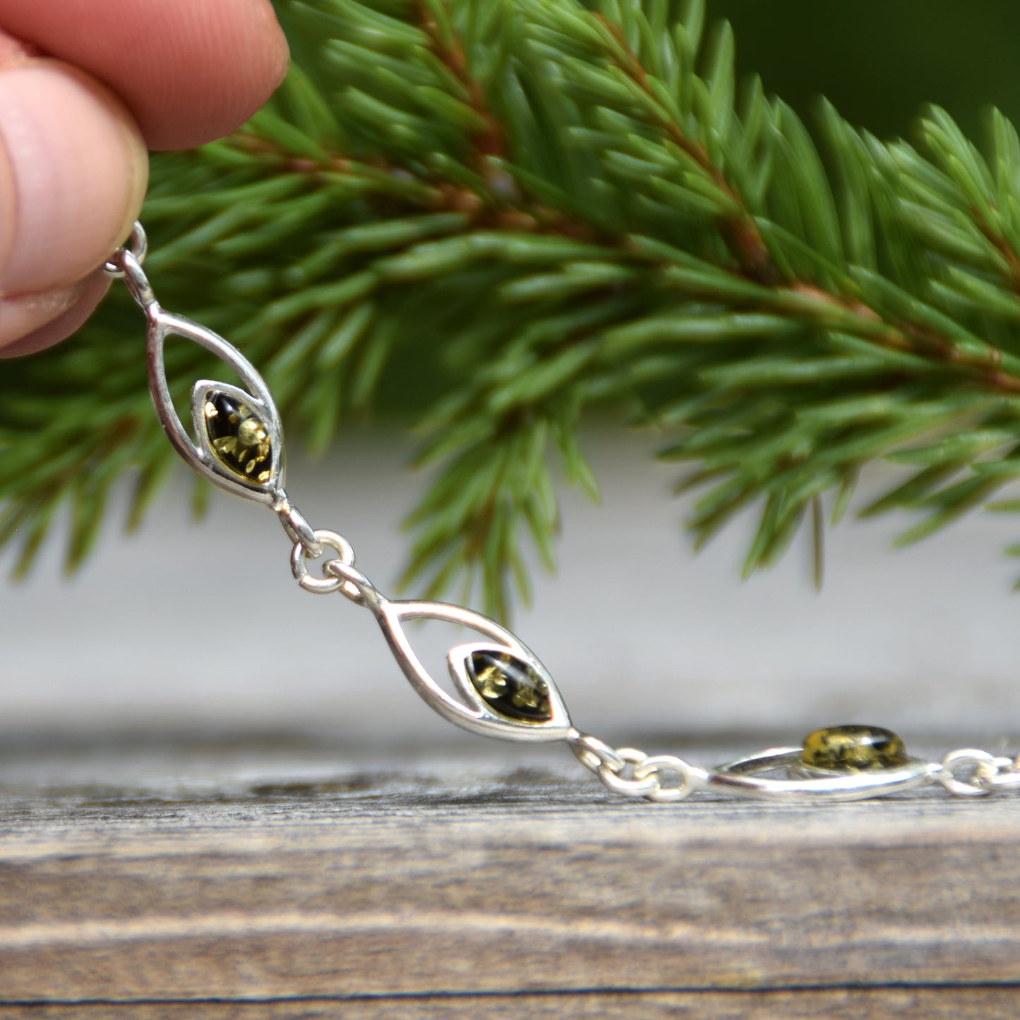 Luminoso bracciale regolabile creato con Ambra naturale di color verde e Argento 925, MJ Baltica, BB118
