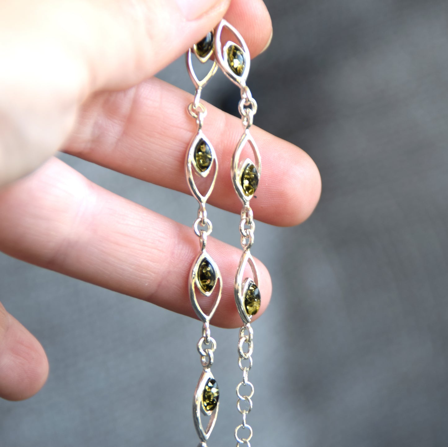 Luminoso bracciale regolabile creato con Ambra naturale di color verde e Argento 925, MJ Baltica, BB118
