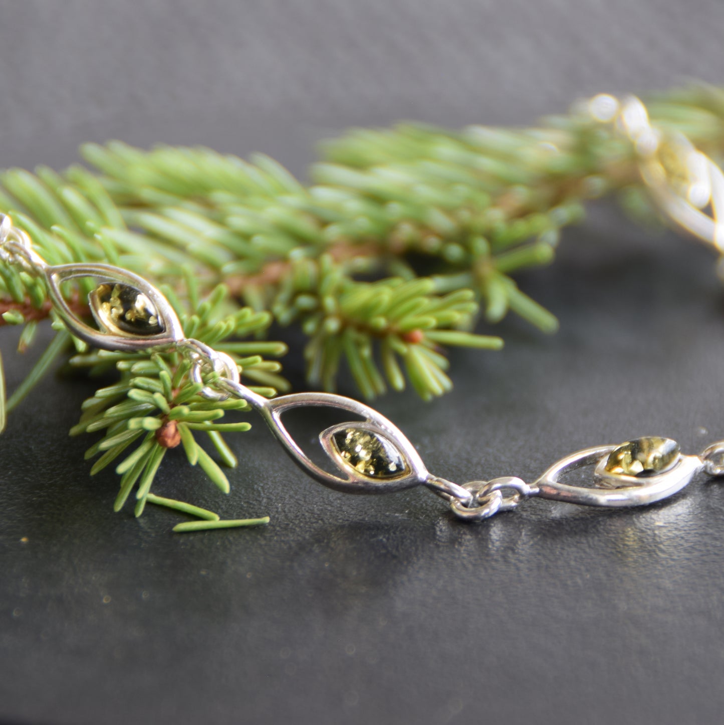 Luminoso bracciale regolabile creato con Ambra naturale di color verde e Argento 925, MJ Baltica, BB118