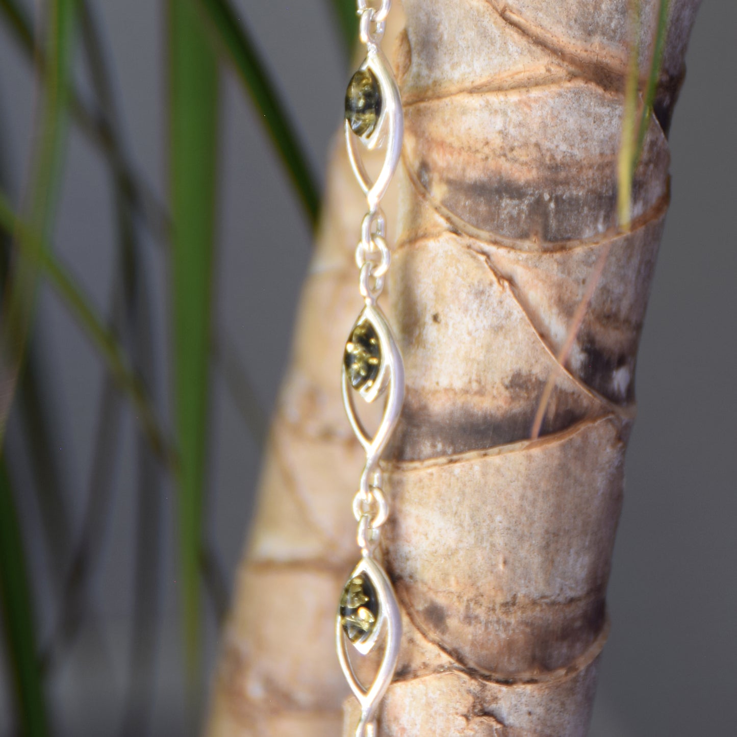 Luminoso bracciale regolabile creato con Ambra naturale di color verde e Argento 925, MJ Baltica, BB118