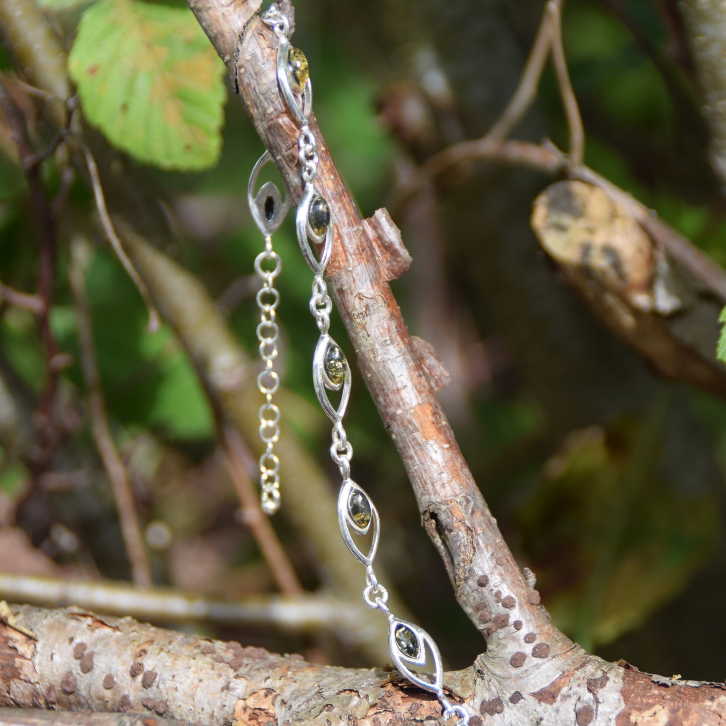 Luminoso bracciale regolabile creato con Ambra naturale di color verde e Argento 925, MJ Baltica, BB118
