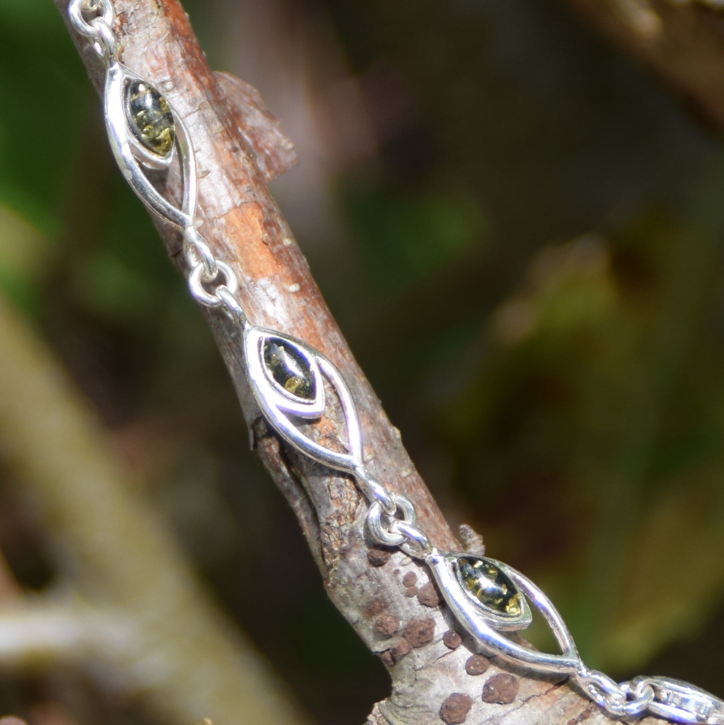 Luminoso bracciale regolabile creato con Ambra naturale di color verde e Argento 925, MJ Baltica, BB118