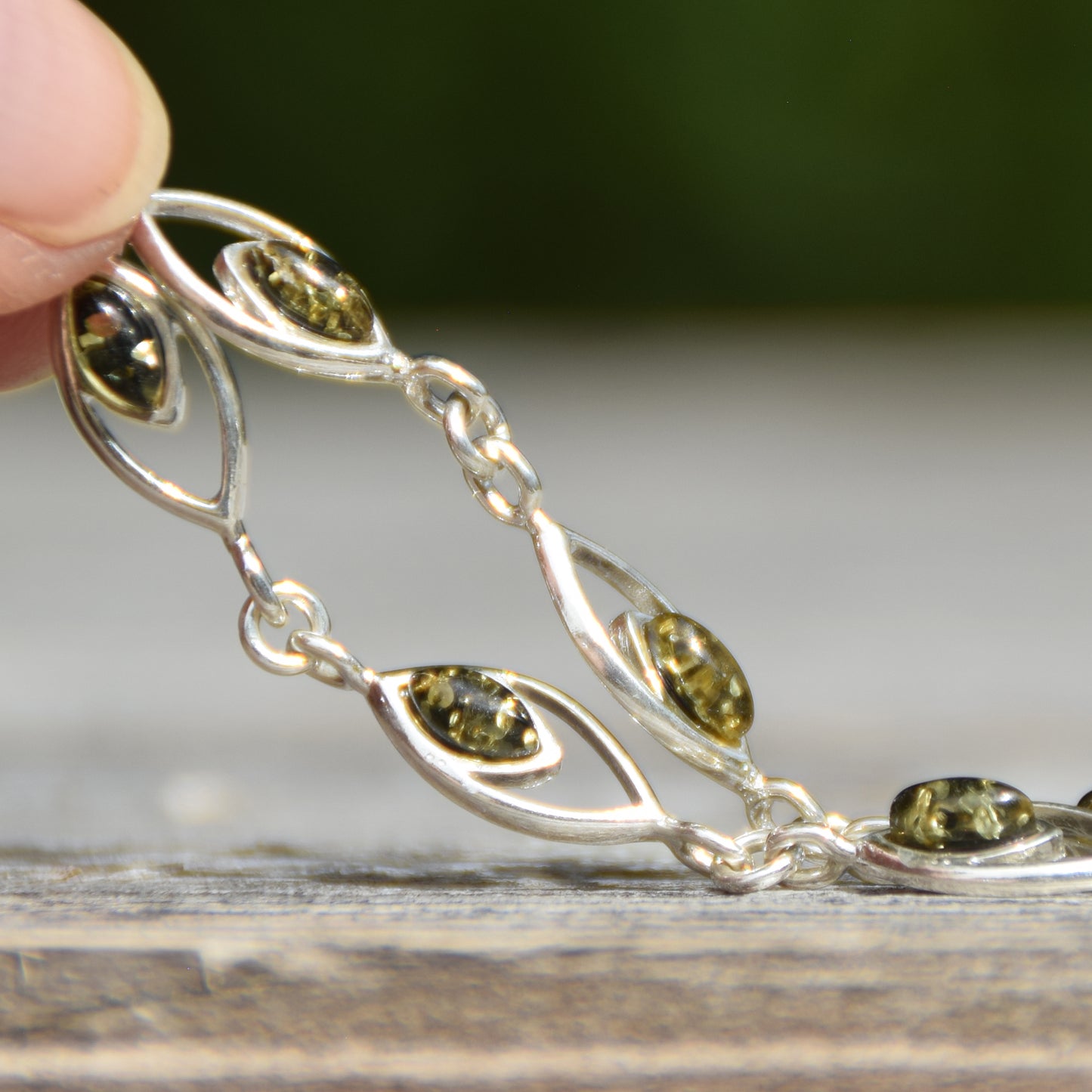 Luminoso bracciale regolabile creato con Ambra naturale di color verde e Argento 925, MJ Baltica, BB118