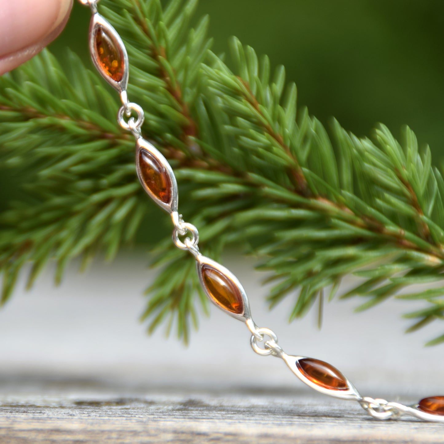 Luminoso bracciale regolabile creato con Ambra naturale di color cognac e Argento 925, MJ Baltica, BB119