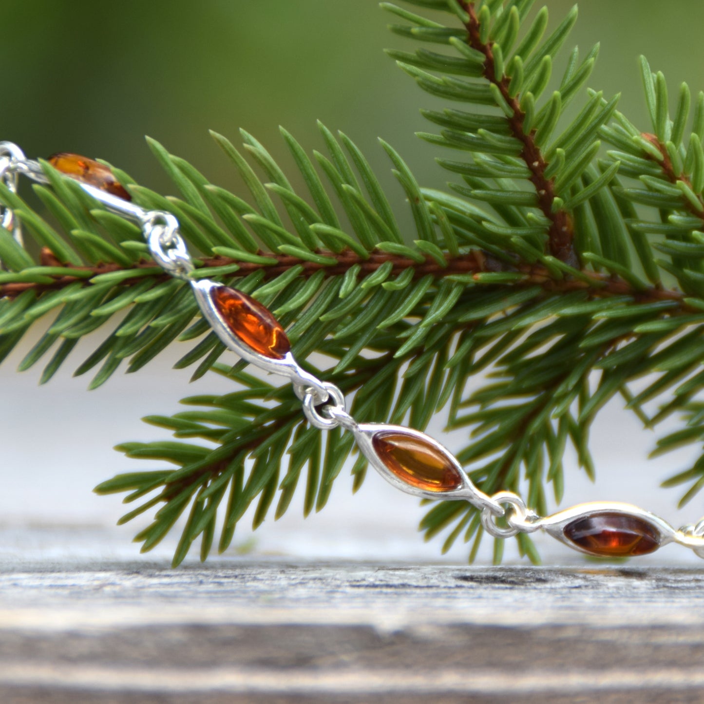 Luminoso bracciale regolabile creato con Ambra naturale di color cognac e Argento 925, MJ Baltica, BB119