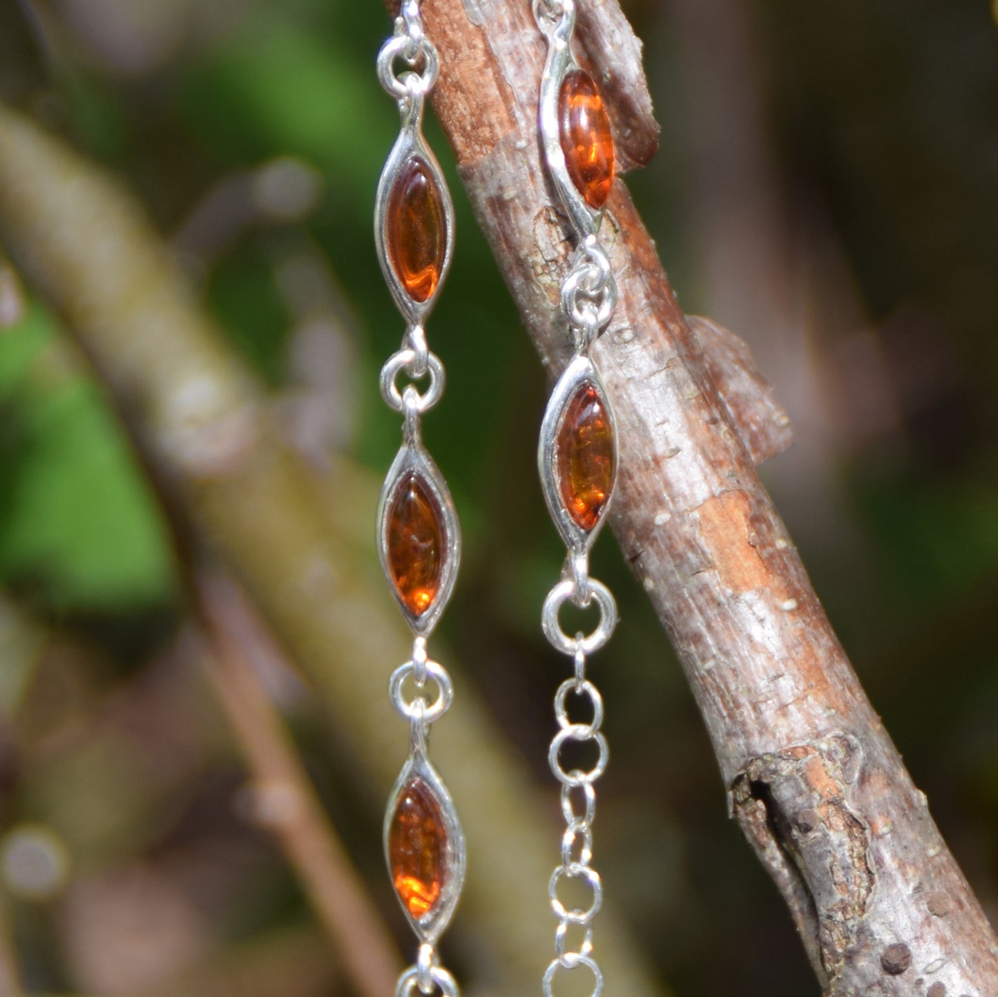 Luminoso bracciale regolabile creato con Ambra naturale di color cognac e Argento 925, MJ Baltica, BB119