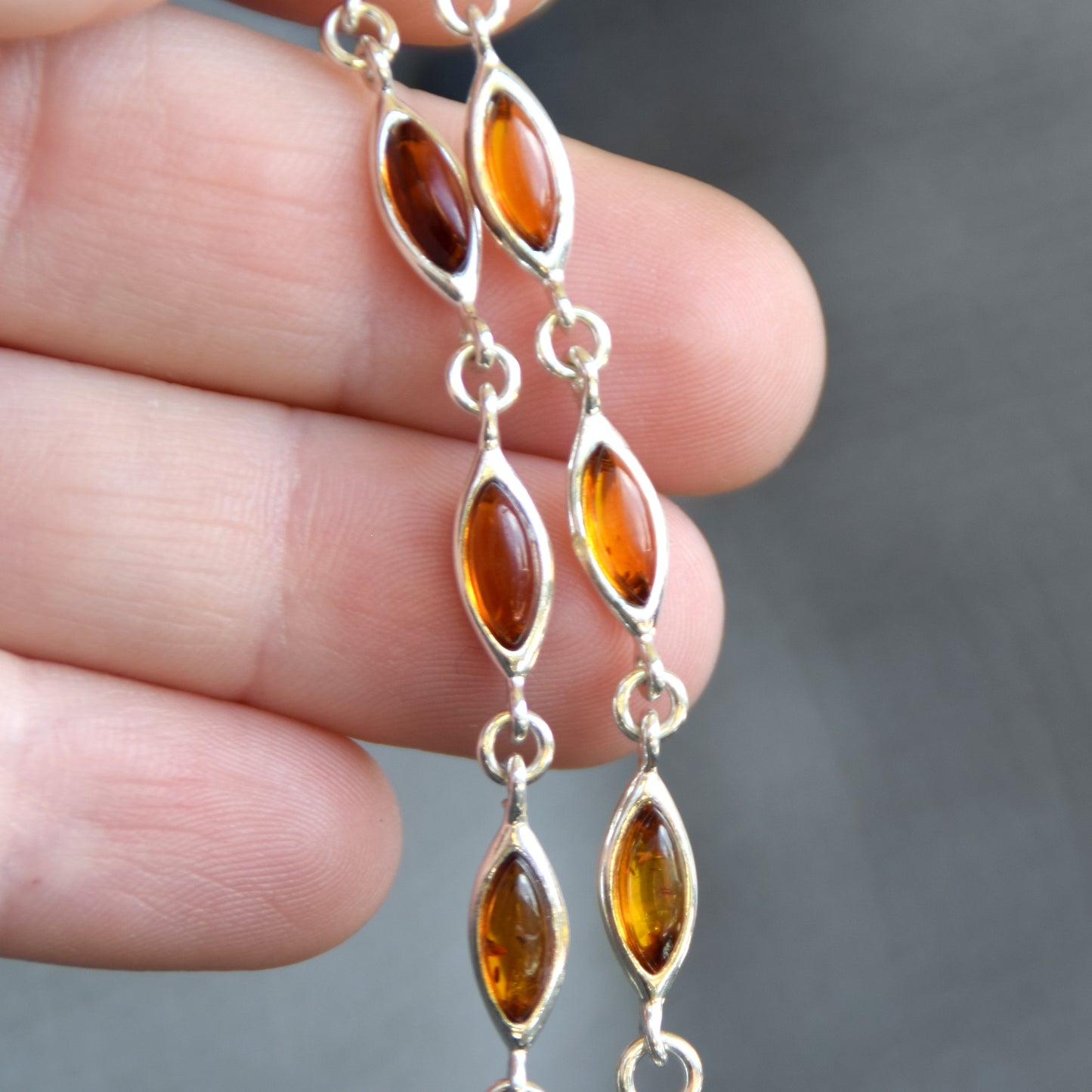 Luminoso bracciale regolabile creato con Ambra naturale di color cognac e Argento 925, MJ Baltica, BB119